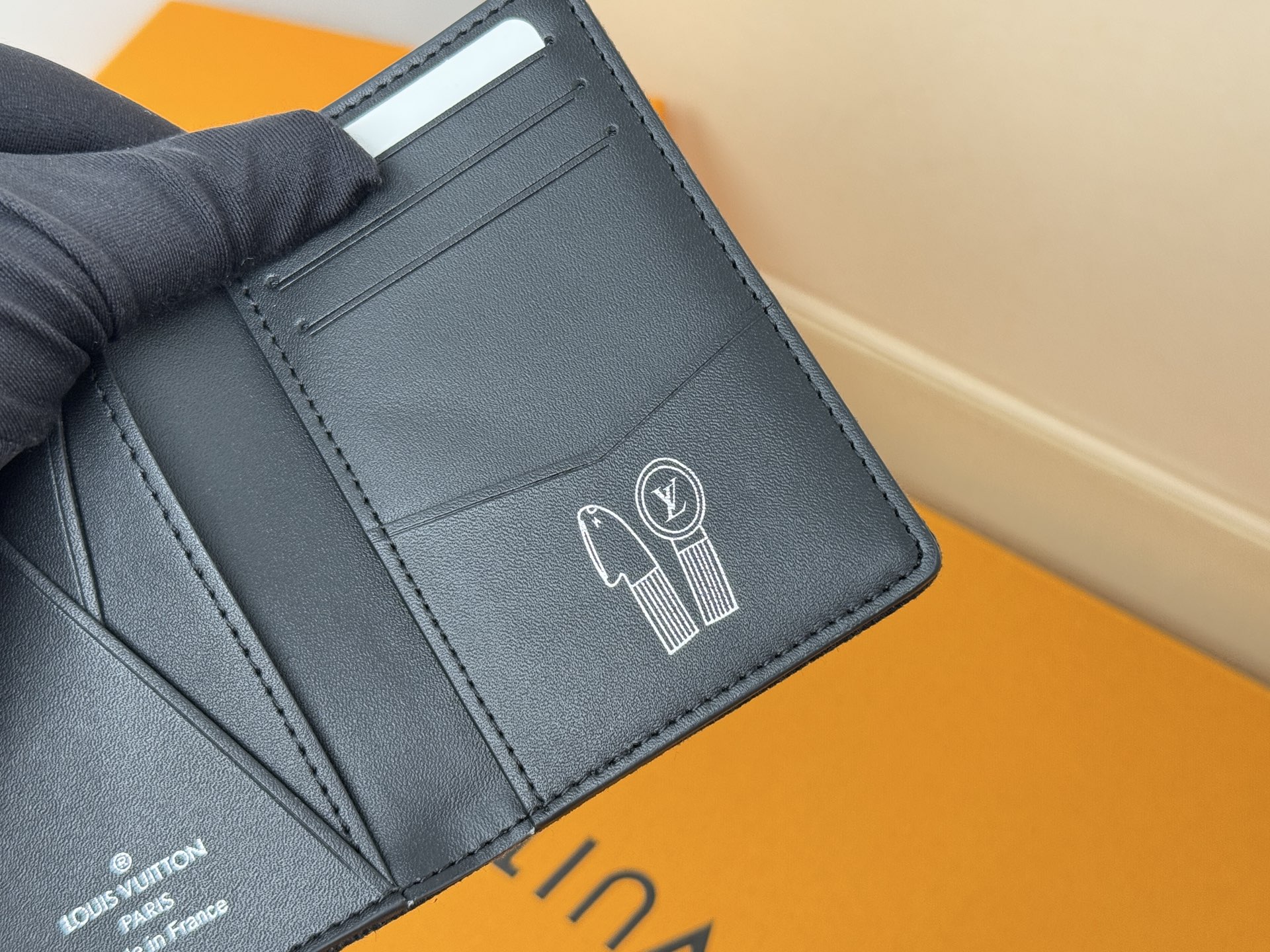Louis Vuitton 刺绣卡包口袋钱夹 Pocket Organizer 口袋钱夹 LV Blason Denim的口袋收纳包是一个小巧实用的钱包