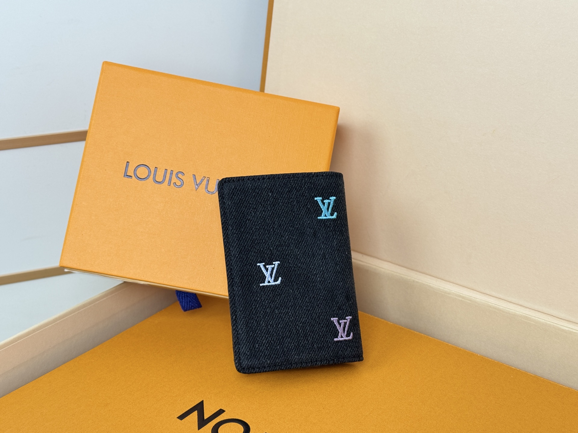 Louis Vuitton 刺绣卡包口袋钱夹 Pocket Organizer 口袋钱夹 LV Blason Denim的口袋收纳包是一个小巧实用的钱包
