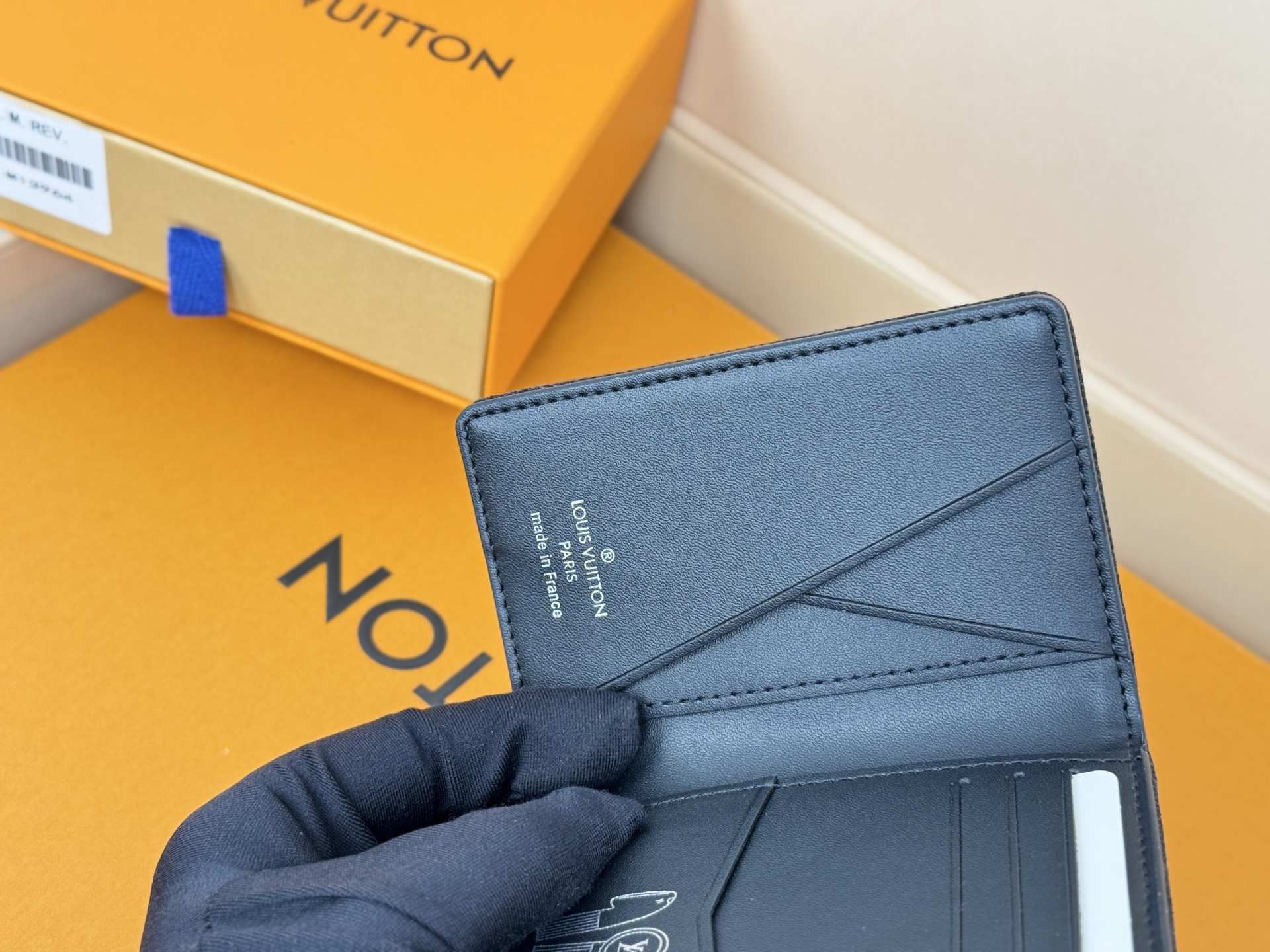 Louis Vuitton 刺绣卡包口袋钱夹 Pocket Organizer 口袋钱夹 LV Blason Denim的口袋收纳包是一个小巧实用的钱包