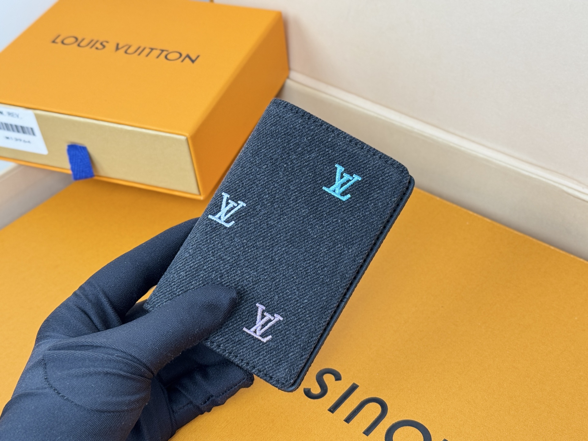 Louis Vuitton 刺绣卡包口袋钱夹 Pocket Organizer 口袋钱夹 LV Blason Denim的口袋收纳包是一个小巧实用的钱包