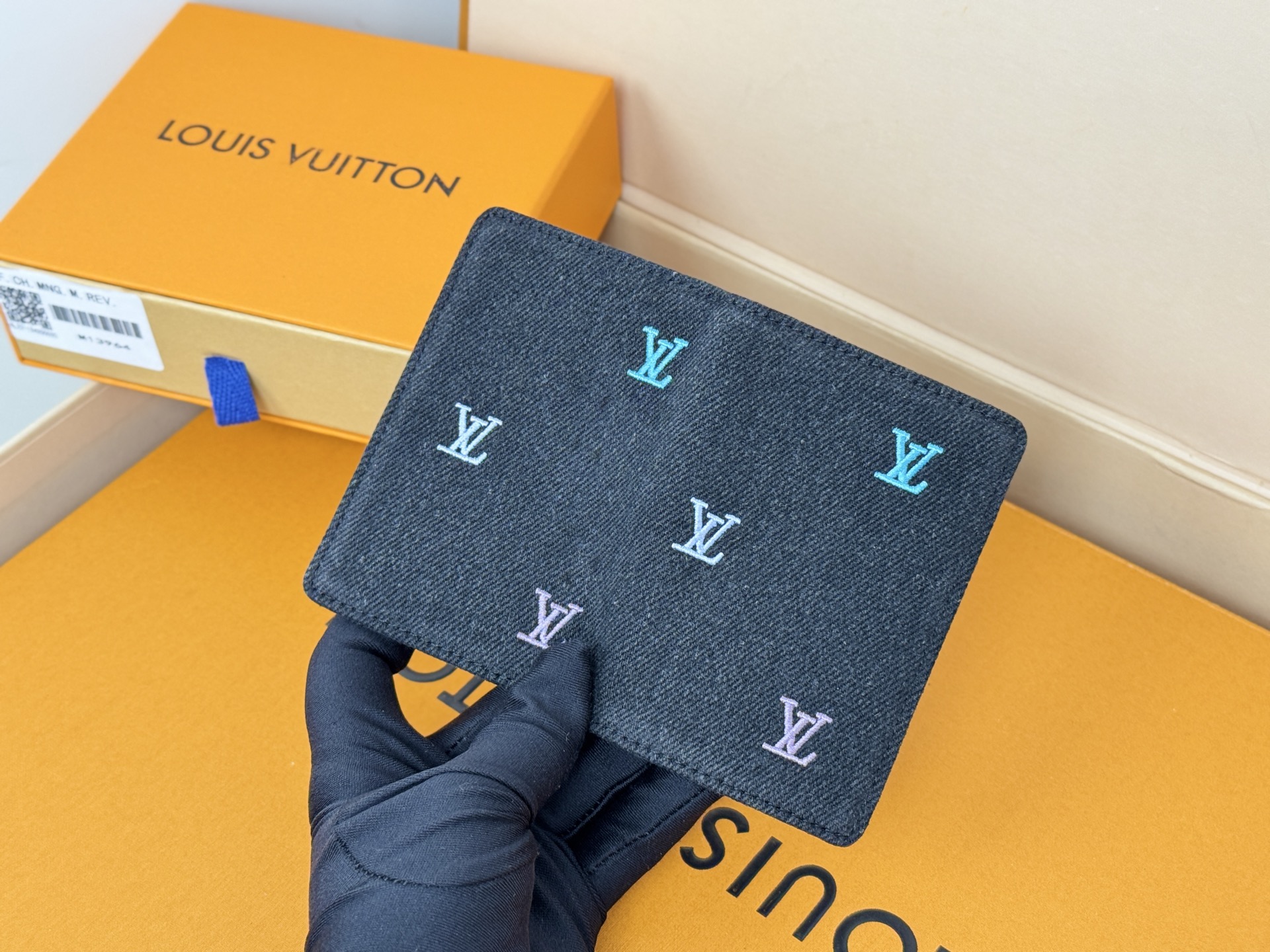 Louis Vuitton 刺绣卡包口袋钱夹 Pocket Organizer 口袋钱夹 LV Blason Denim的口袋收纳包是一个小巧实用的钱包