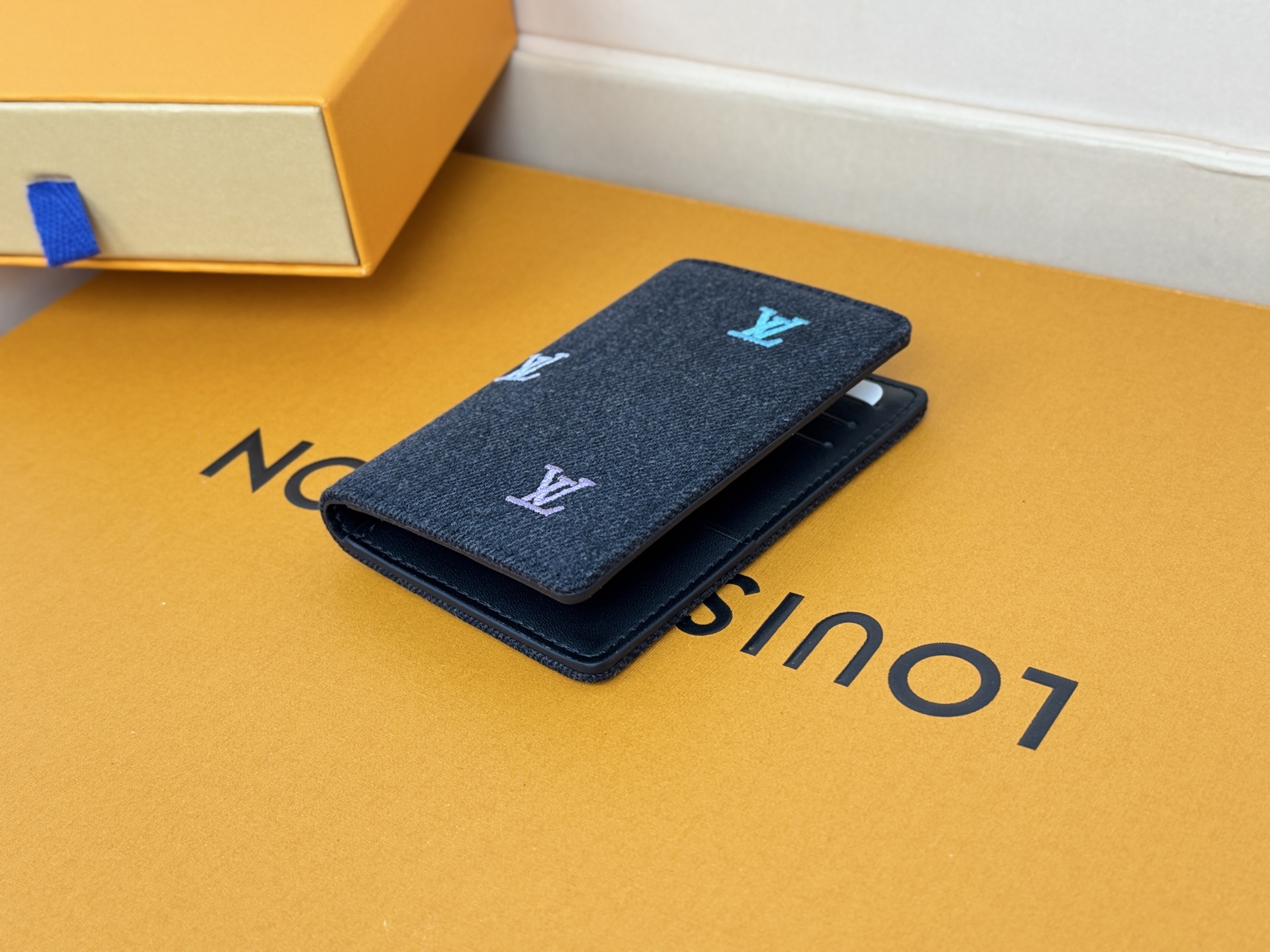 Louis Vuitton 刺绣卡包口袋钱夹 Pocket Organizer 口袋钱夹 LV Blason Denim的口袋收纳包是一个小巧实用的钱包
