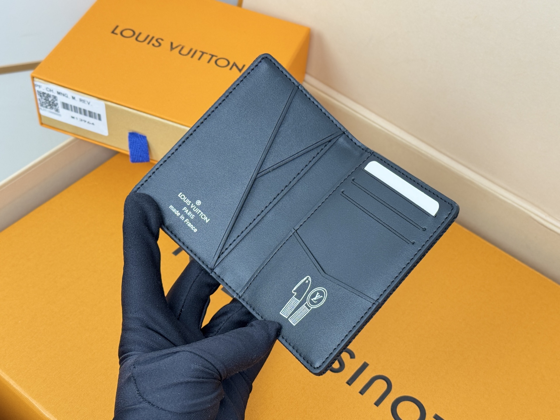 Louis Vuitton 刺绣卡包口袋钱夹 Pocket Organizer 口袋钱夹 LV Blason Denim的口袋收纳包是一个小巧实用的钱包