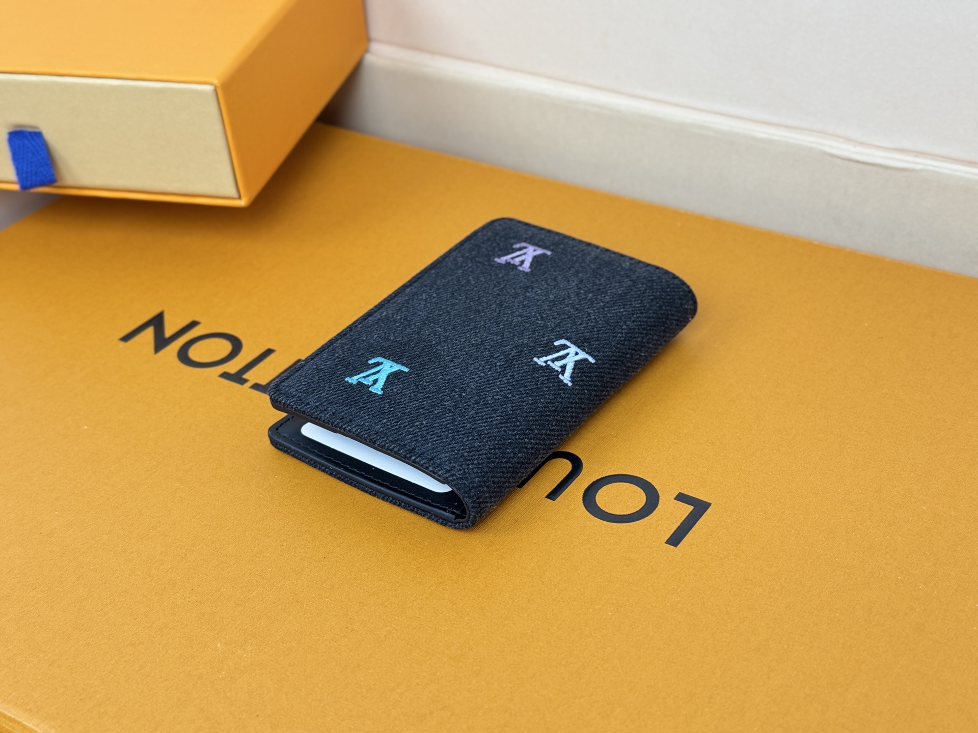 Louis Vuitton 刺绣卡包口袋钱夹 Pocket Organizer 口袋钱夹 LV Blason Denim的口袋收纳包是一个小巧实用的钱包