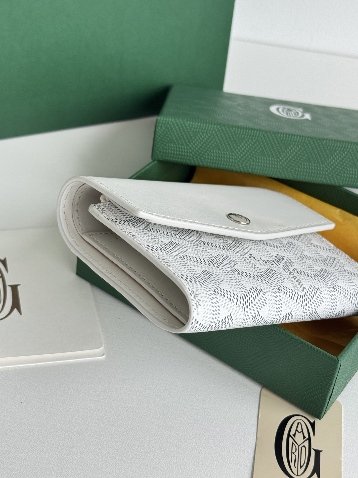 Saint-Gabriel 三折財布 - Goyardine帆布と小牛皮のコンパクトデザイン