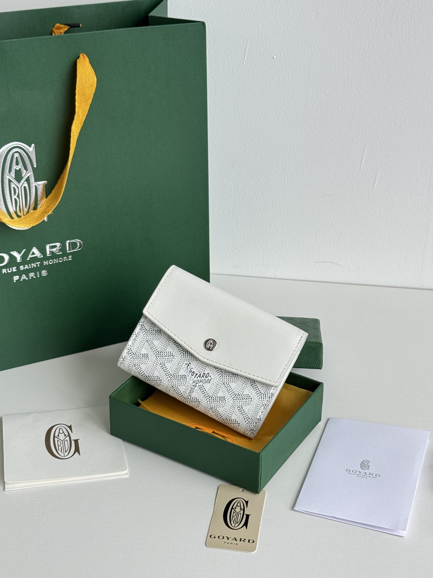 Saint-Gabriel 三折財布 - Goyardine帆布と小牛皮のコンパクトデザイン