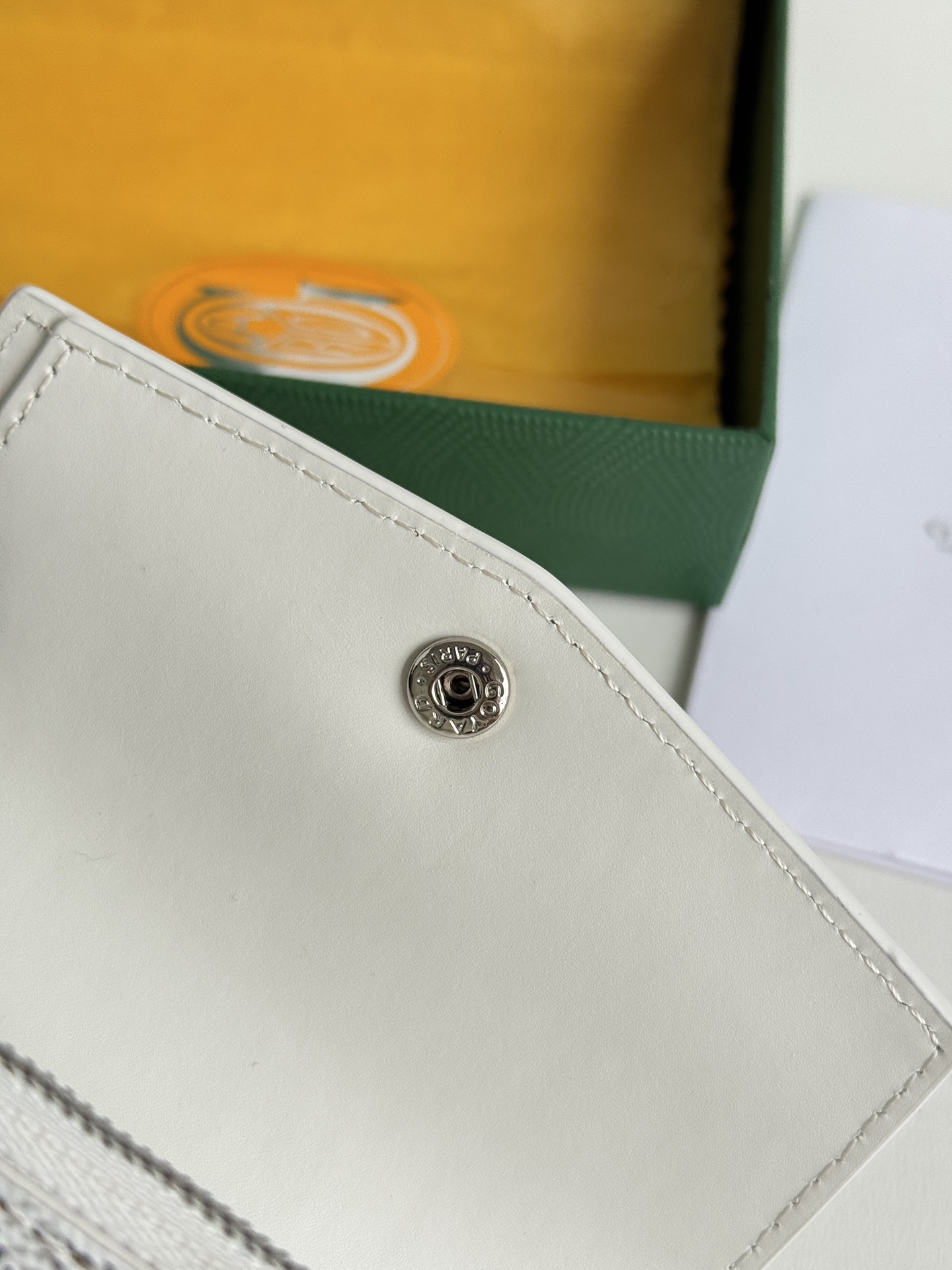 Saint-Gabriel 三折財布 - Goyardine帆布と小牛皮のコンパクトデザイン