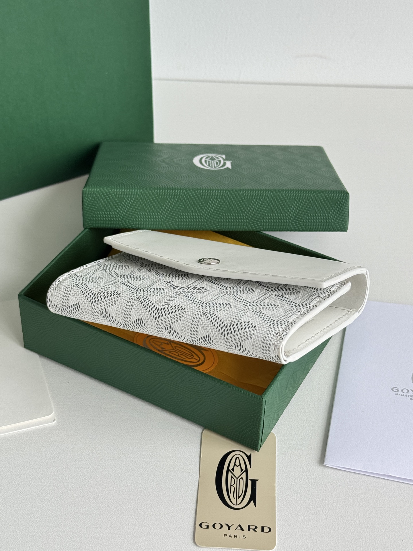 Saint-Gabriel 三折財布 - Goyardine帆布と小牛皮のコンパクトデザイン