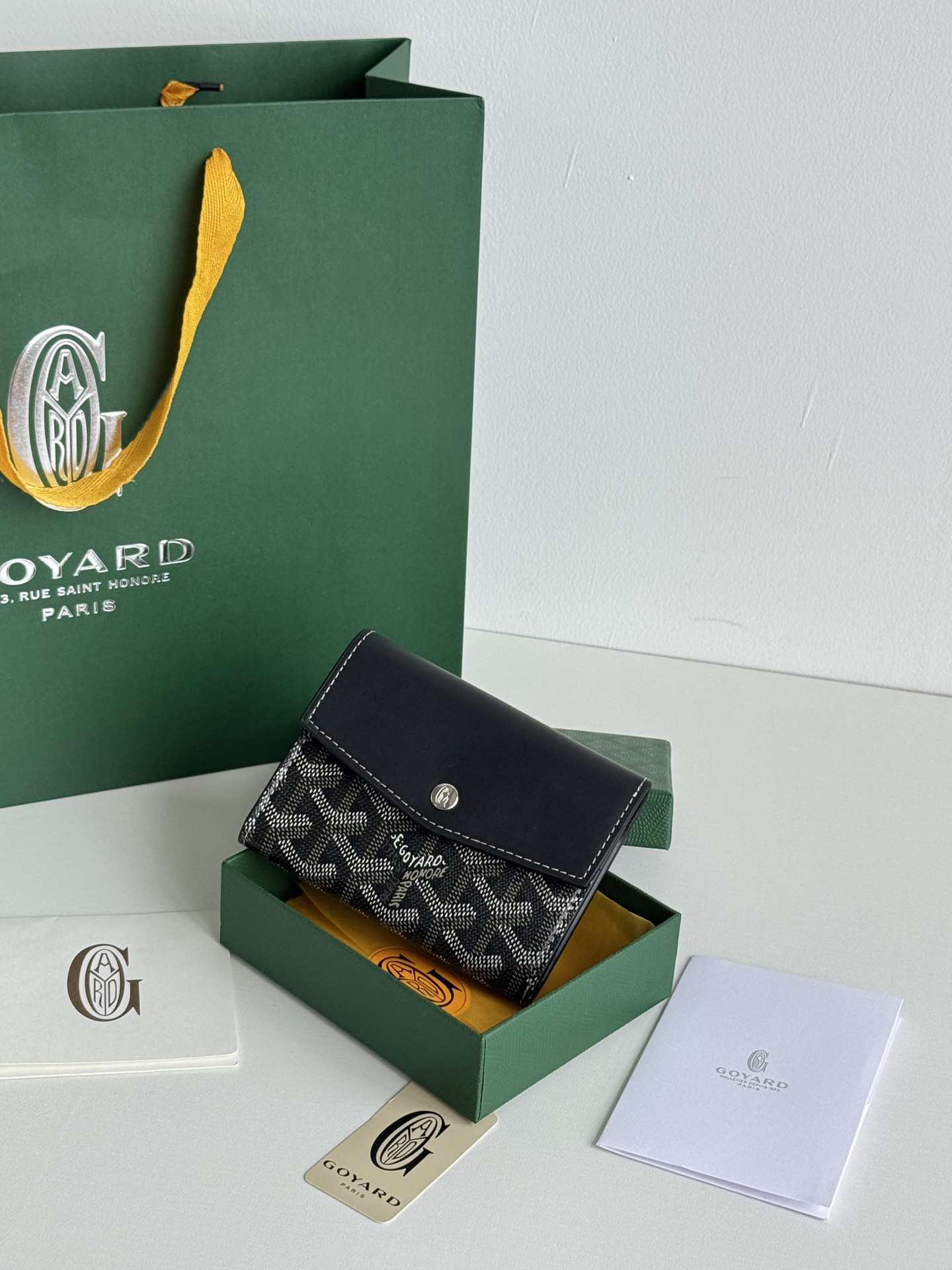 Saint-Gabriel 三折財布 - Goyardine帆布と小牛皮使用のコンパクトデザイン