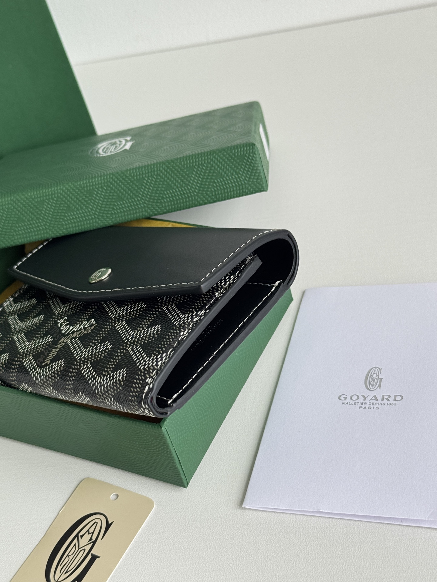 Saint-Gabriel 三折財布 - Goyardine帆布と小牛皮使用のコンパクトデザイン