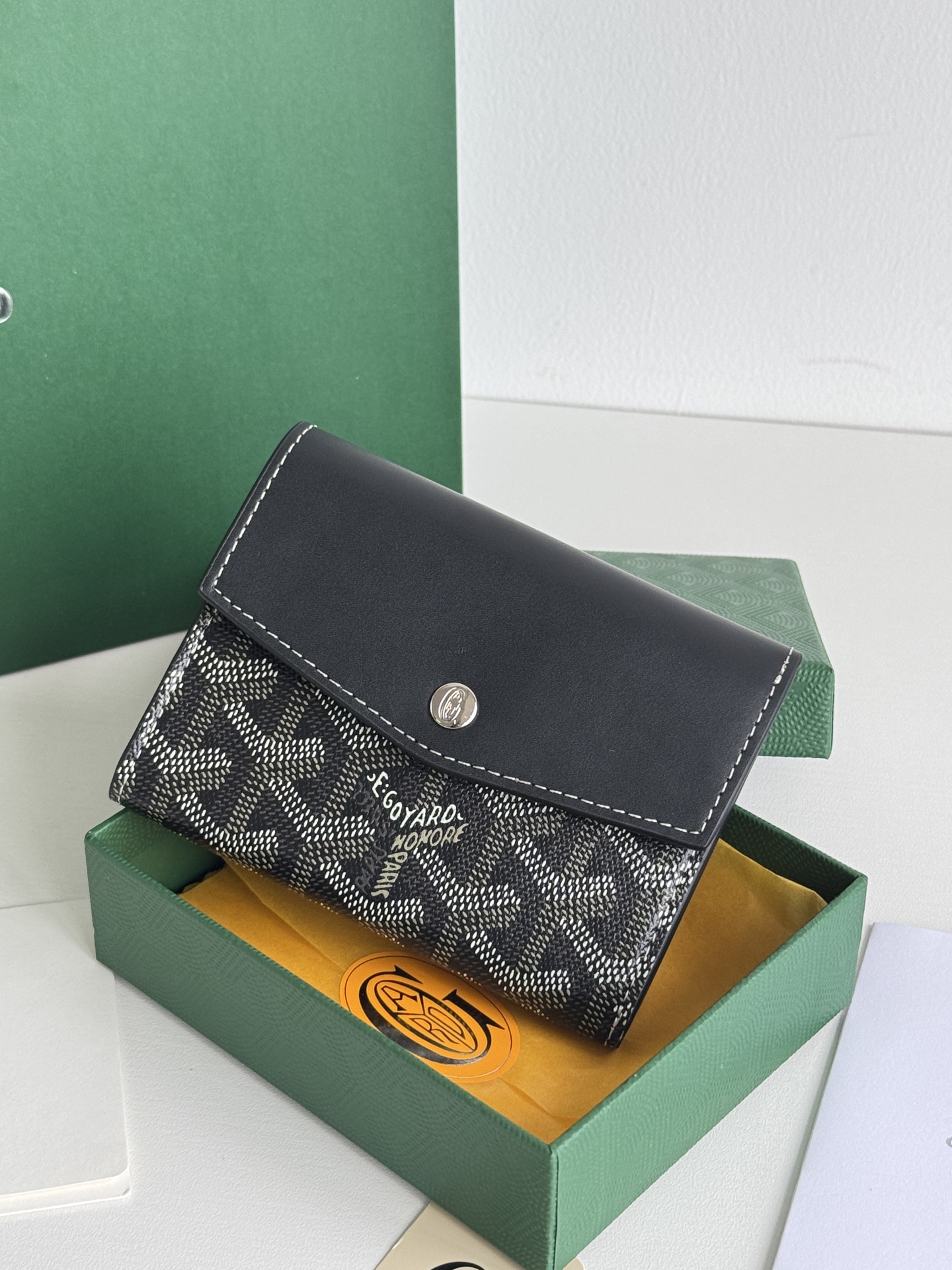 Saint-Gabriel 三折財布 - Goyardine帆布と小牛皮使用のコンパクトデザイン