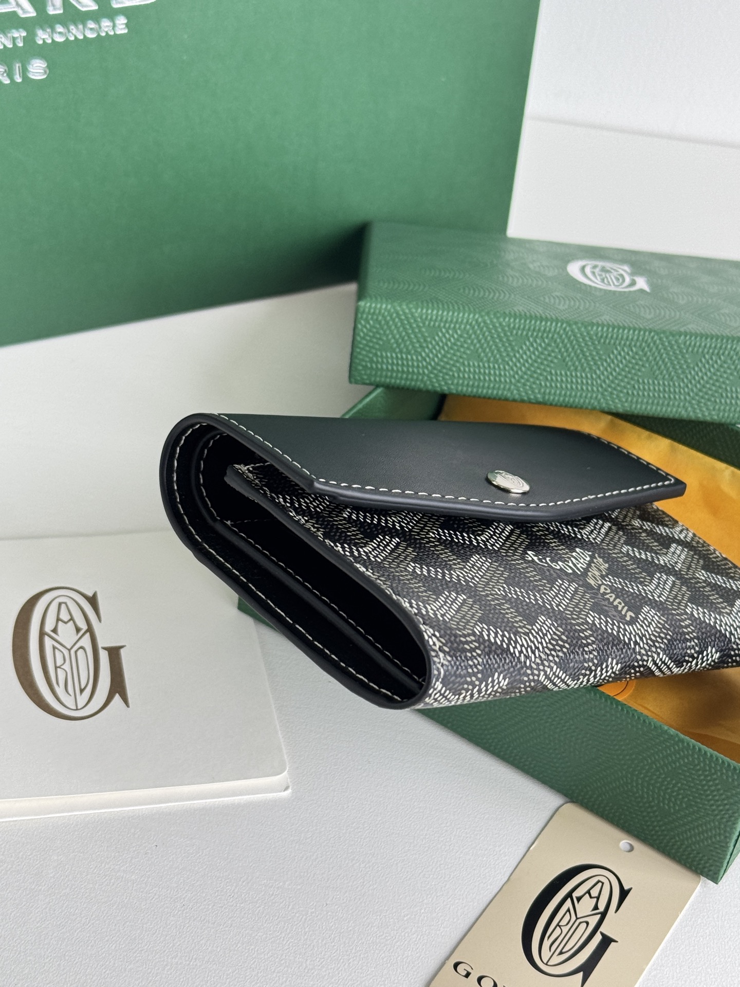 Saint-Gabriel 三折財布 - Goyardine帆布と小牛皮使用のコンパクトデザイン