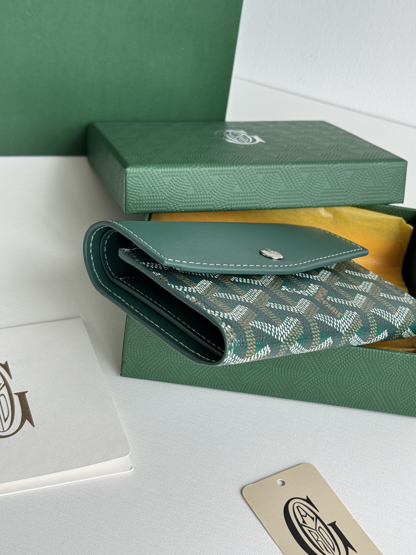 Saint-Gabriel 三折財布 - Goyardine 帆布と小牛皮のコンパクトデザイン