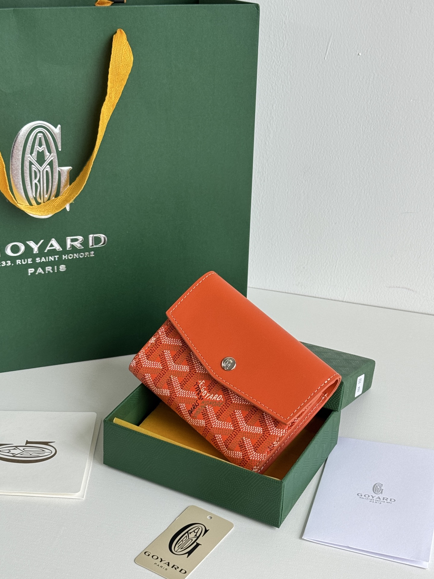 Saint-Gabriel 三折財布 Goyardine帆布と小牛皮製の軽量デザイン