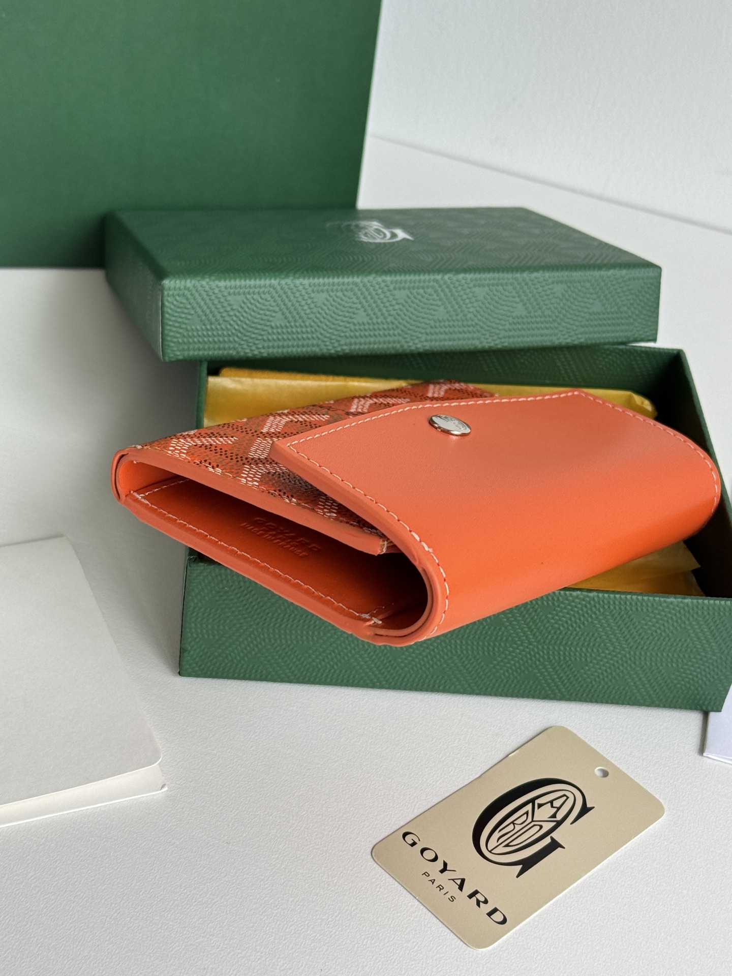 Saint-Gabriel 三折財布 Goyardine帆布と小牛皮製の軽量デザイン