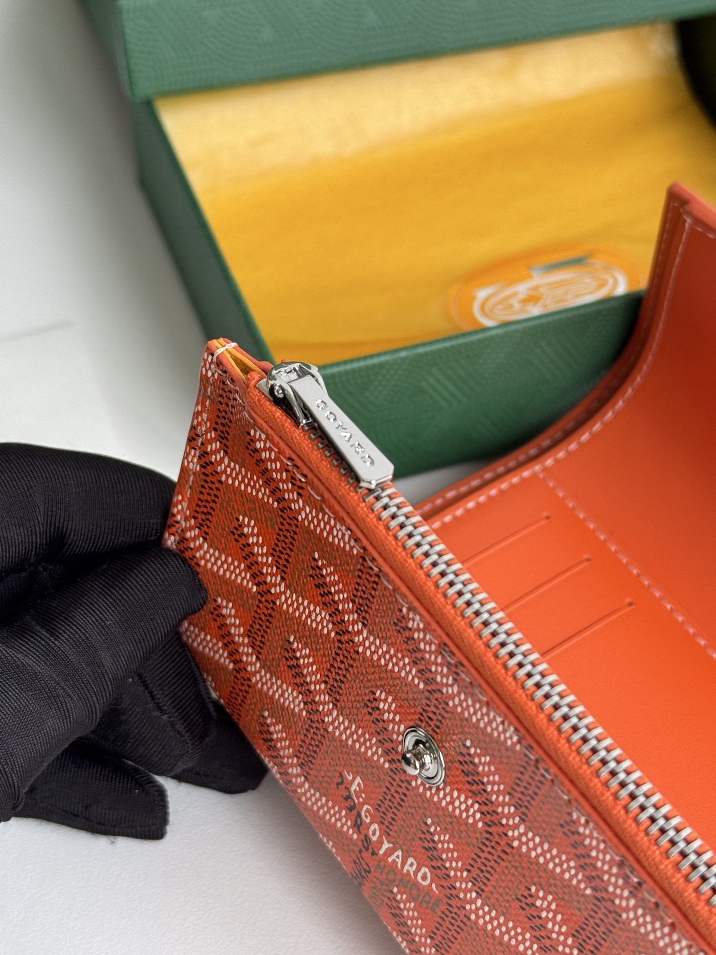 Saint-Gabriel 三折財布 Goyardine帆布と小牛皮製の軽量デザイン