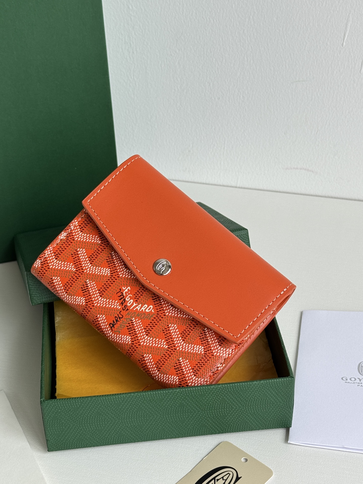 Saint-Gabriel 三折財布 Goyardine帆布と小牛皮製の軽量デザイン