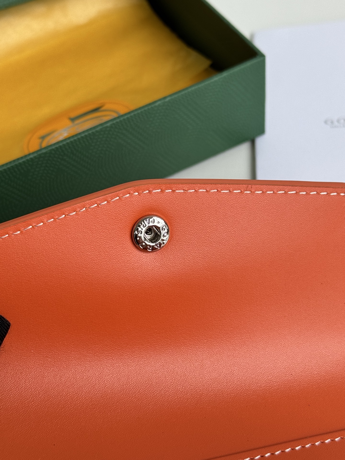 Saint-Gabriel 三折財布 Goyardine帆布と小牛皮製の軽量デザイン