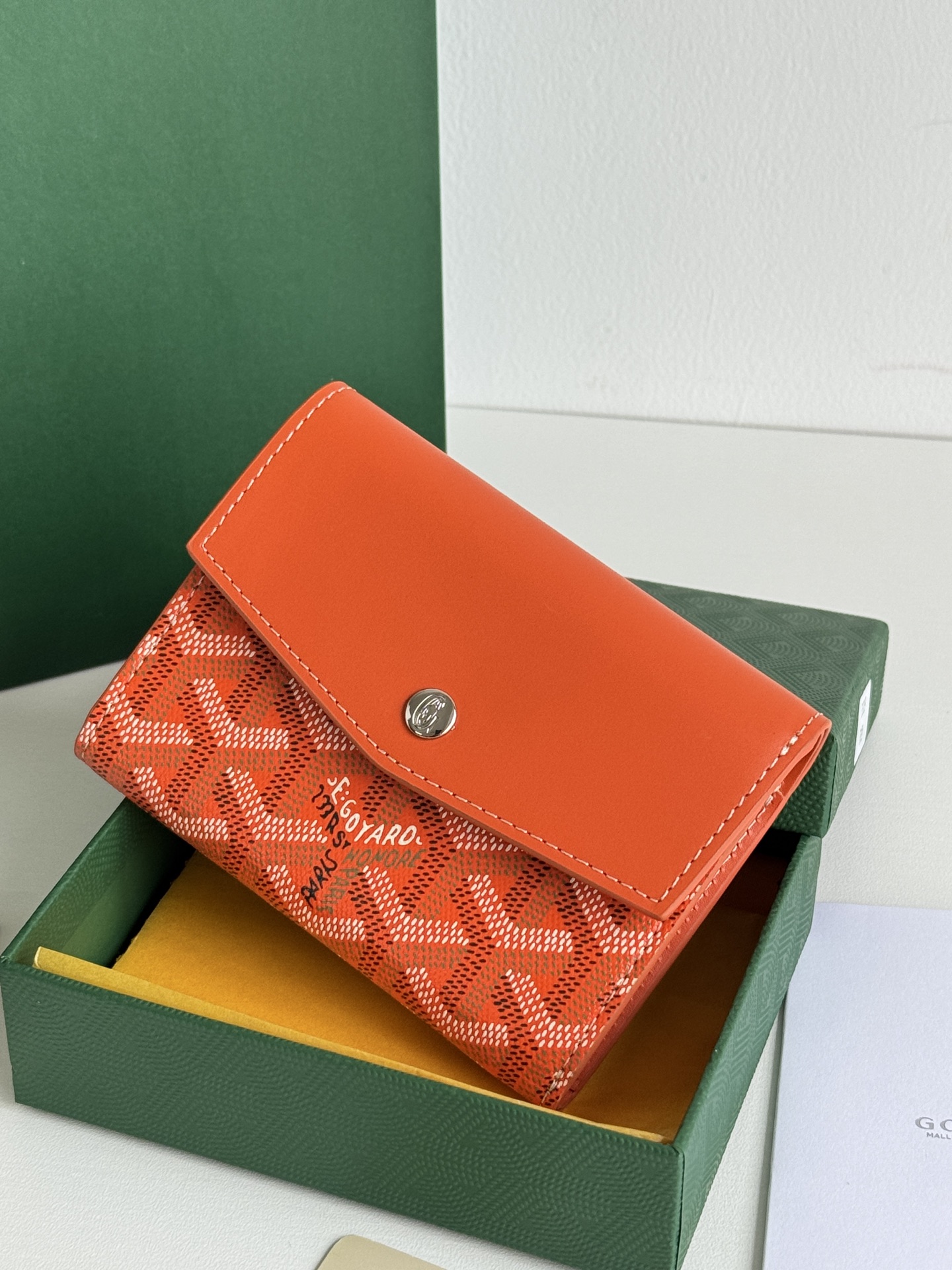 Saint-Gabriel 三折財布 Goyardine帆布と小牛皮製の軽量デザイン