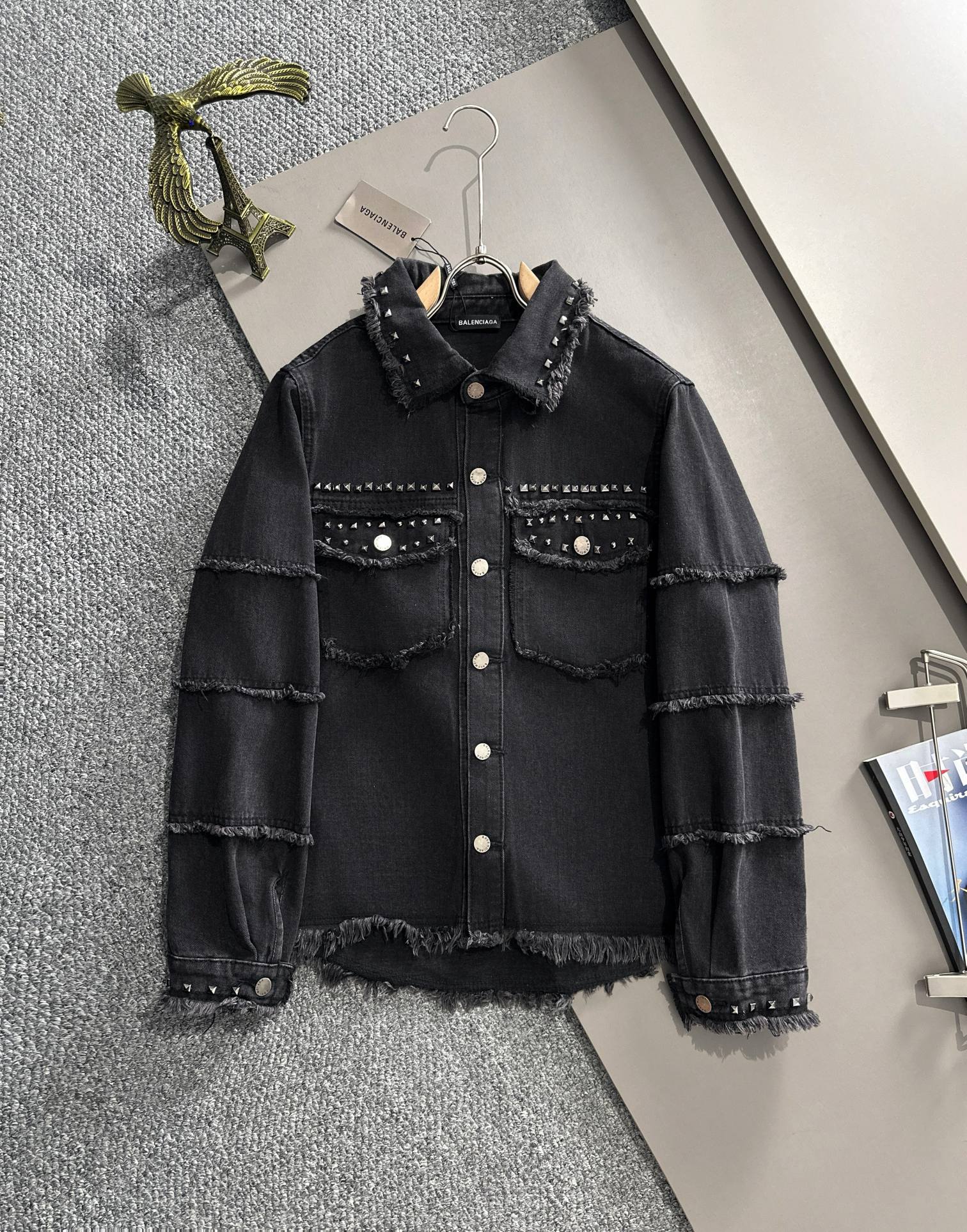 Veste en jean noire à clous Balenciaga, coupe classique et détails effilochés