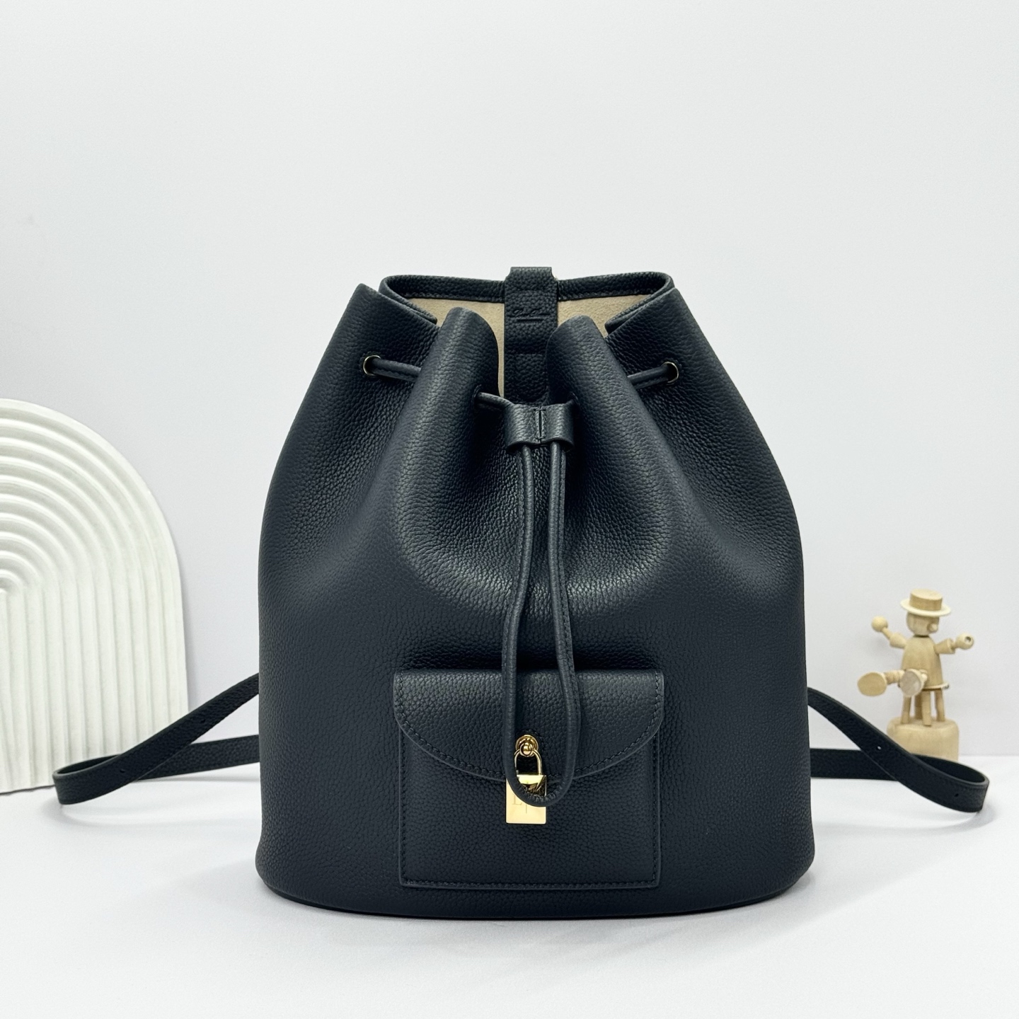 NO:187644,Extra version Extra drawstring backpack Deep Prince Blue This backpack is made of smooth cowhide leather. It is stylishly designed to be comfortable to back or hang on the shoulders. Adjustable shoulder straps with metal accessories that can be connected to leather rings for adjustment of fit, detachable zipper inner bag with hot-imprint logo. Drawstring closure with metal eyelets, leather trim, embellished contrasting stitching, leather front pocket, magnetic buckle closure with iconic Loro Piana logo padlock, metallic finish accessories, leather bottom. Size 25 x 27 x 14cm Model FA with full custom gift box packaging, DG, Dolce & Gabbana, loro pigana, cowhide19860909特级版本 Extra 抽绳双肩包 深宝蓝 这款双肩包采用光滑牛皮革制成.设计时尚,既可舒适背在背上,也可时尚挂于肩上.可调节肩带,配以金属配件,可与皮革环连接,以调整贴合度,可拆卸拉链内袋,饰以热压印徽标.抽绳开合,设有金属孔眼,皮革饰边,点缀撞色缝线,皮革前袋,磁扣开合,配以标志性Loro Piana徽标挂锁,金属色饰面配件,皮革底部. 尺寸25 x 27 x 14cm 款号FA 配全套定制礼盒包装,DG,Dolce&Gabbana,loro piana,cowhide,Bag