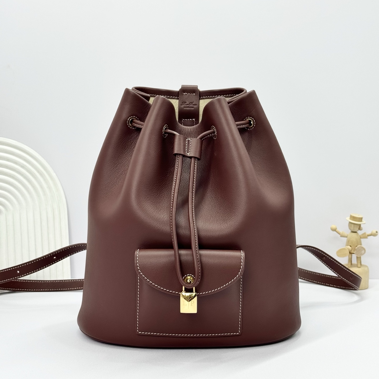 NO:187640,Extra Extra Drawstring Backpack Smoked Caramel This backpack is made of smooth cowhide leather. It is stylishly designed to be comfortable on the back or hang on the shoulders. Adjustable straps with metal accessories that can be connected to leather rings for adjustment of fit, detachable zippered inner bag with hot-imprint logo. Drawstring closure with metal eyelets, leather trim, embellished contrasting stitching, leather front pocket, magnetic buckle closure with iconic Loro Piana logo padlock, metallic finish accessories, leather bottom. Size 25 x 27 x 14cm Model FA with full custom gift box packaging, DG, Dolce & Gabbana, loro pigana, cowhide19860909特级 Extra 抽绳双肩包 烟熏焦糖色 这款双肩包采用光滑牛皮革制成.设计时尚,既可舒适背在背上,也可时尚挂于肩上.可调节肩带,配以金属配件,可与皮革环连接,以调整贴合度,可拆卸拉链内袋,饰以热压印徽标.抽绳开合,设有金属孔眼,皮革饰边,点缀撞色缝线,皮革前袋,磁扣开合,配以标志性Loro Piana徽标挂锁,金属色饰面配件,皮革底部. 尺寸25 x 27 x 14cm 款号FA 配全套定制礼盒包装,DG,Dolce&Gabbana,loro piana,cowhide,Bag