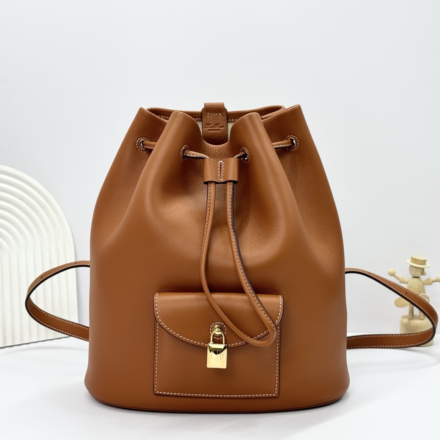 NO:187650,Extra Drawstring Backpack Brown This backpack is made of smooth cowhide leather. It is stylishly designed to be comfortable on the back or hang on the shoulders. Adjustable straps with metal accessories that can be connected to leather rings for adjustment of fit, detachable zipper inner pocket with hot-imprint logo. Drawstring closure with metal eyelets, leather trim, embellished contrasting stitching, leather front pocket, magnetic buckle closure with iconic Loro Piana logo padlock, metallic finish accessories, leather bottom. Size 25 x 27 x 14cm Model FA with full custom gift box packaging, DG, Dolce & Gabbana, loro pigana, cowhide19860909特级版本 Extra 抽绳双肩包 棕色 这款双肩包采用光滑牛皮革制成.设计时尚,既可舒适背在背上,也可时尚挂于肩上.可调节肩带,配以金属配件,可与皮革环连接,以调整贴合度,可拆卸拉链内袋,饰以热压印徽标.抽绳开合,设有金属孔眼,皮革饰边,点缀撞色缝线,皮革前袋,磁扣开合,配以标志性Loro Piana徽标挂锁,金属色饰面配件,皮革底部. 尺寸25 x 27 x 14cm 款号FA 配全套定制礼盒包装,DG,Dolce&Gabbana,loro piana,cowhide,Bag