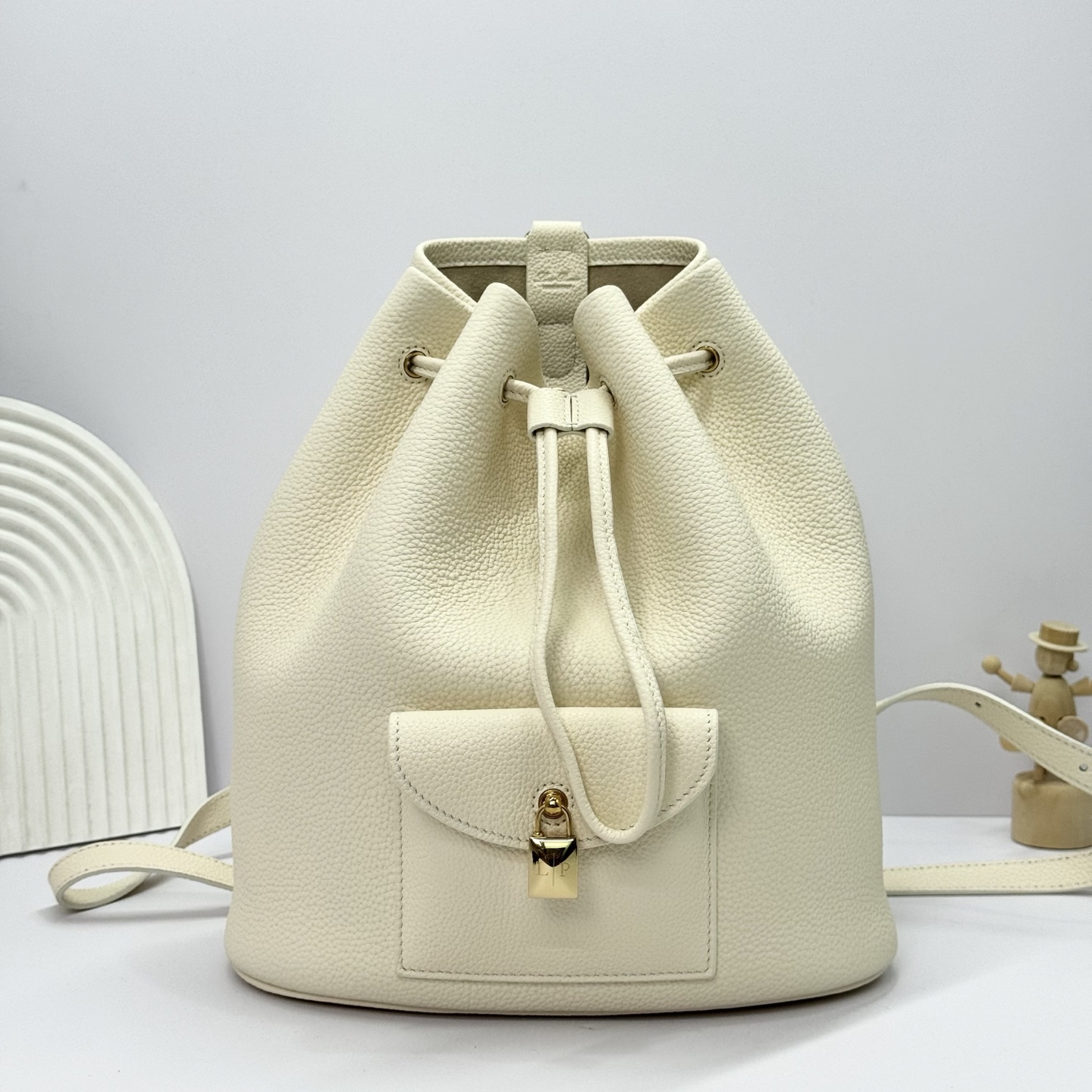 NO:187656,Extra Drawstring Backpack Tender White This backpack is made of smooth cowhide leather. It is stylishly designed to be comfortable on the back or hang on the shoulders. Adjustable shoulder straps with metal accessories that can be connected to leather rings for adjustment of fit, detachable zipper inner bag with hot-imprint logo. Drawstring closure with metal eyelets, leather trim, embellished contrasting stitching, leather front pocket, magnetic buckle closure with iconic Loro Piana logo padlock, metallic finish accessories, leather bottom. Size 25 x 27 x 14cm Model FA with full custom gift box packaging, DG, Dolce & Gabbana, loro pigana, cowhide19860909特级版本 Extra 抽绳双肩包 嫩白色 这款双肩包采用光滑牛皮革制成.设计时尚,既可舒适背在背上,也可时尚挂于肩上.可调节肩带,配以金属配件,可与皮革环连接,以调整贴合度,可拆卸拉链内袋,饰以热压印徽标.抽绳开合,设有金属孔眼,皮革饰边,点缀撞色缝线,皮革前袋,磁扣开合,配以标志性Loro Piana徽标挂锁,金属色饰面配件,皮革底部. 尺寸25 x 27 x 14cm 款号FA 配全套定制礼盒包装,DG,Dolce&Gabbana,loro piana,cowhide,Bag