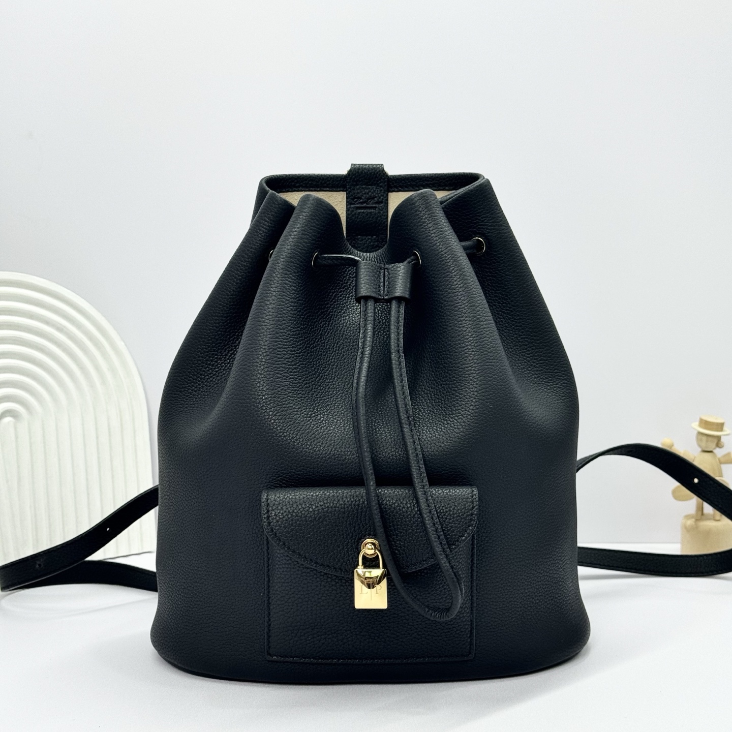 NO:187662,Extra Drawstring Backpack Black This backpack is made of smooth cowhide leather. It is stylishly designed to be comfortable on the back or hang on the shoulders. Adjustable straps with metal accessories that can be connected to leather rings for adjustment of fit, detachable zipper inner pocket with hot-imprint logo. Drawstring closure with metal eyelets, leather trim, embellished contrasting stitching, leather front pocket, magnetic buckle closure with iconic Loro Piana logo padlock, metallic finish accessories, leather bottom. Size 25 x 27 x 14cm Model FA with full custom gift box packaging, DG, Dolce & Gabbana, loro pigana, cowhide19860909特级版本 Extra 抽绳双肩包 黑色 这款双肩包采用光滑牛皮革制成.设计时尚,既可舒适背在背上,也可时尚挂于肩上.可调节肩带,配以金属配件,可与皮革环连接,以调整贴合度,可拆卸拉链内袋,饰以热压印徽标.抽绳开合,设有金属孔眼,皮革饰边,点缀撞色缝线,皮革前袋,磁扣开合,配以标志性Loro Piana徽标挂锁,金属色饰面配件,皮革底部. 尺寸25 x 27 x 14cm 款号FA 配全套定制礼盒包装,DG,Dolce&Gabbana,loro piana,cowhide,Bag