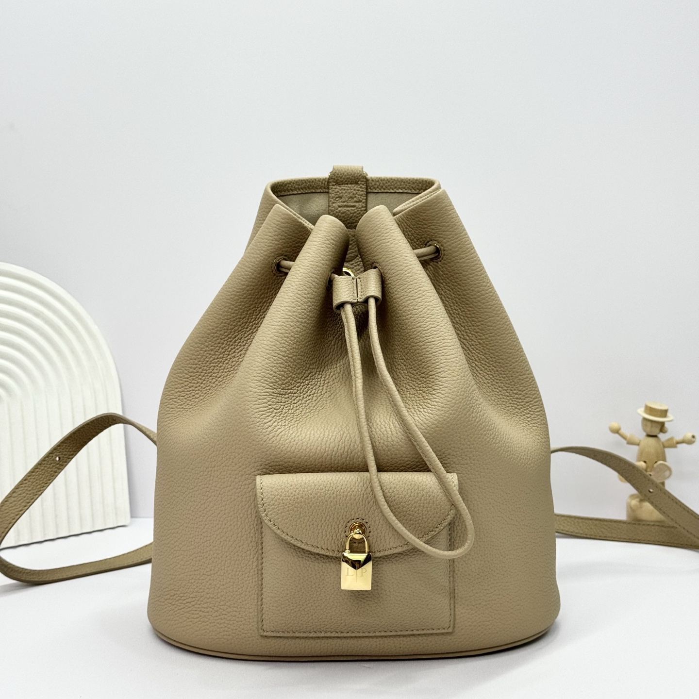 NO:187668,Extra Drawstring Backpack Light Frankincense This backpack is made of smooth cowhide leather. It is stylishly designed to be comfortable to back or hang on the shoulders. Adjustable straps with metal accessories that can be connected to leather rings for adjustment of fit, detachable zipper inner pockets with hot-imprinted logos. Drawstrings with metal eyelets, leather trim, embellished contrasting stitching, leather front pockets, magnetic buckle closures, iconic Loro Piana logo padlocks, metallic finish accessories, leather bottom. Size 25 x 27 x 14cm Model FA with full custom gift box packaging, DG, Dolce & Gabbana, loro pigana, cowhide19860909特级版本 Extra 抽绳双肩包 浅乳香色 这款双肩包采用光滑牛皮革制成.设计时尚,既可舒适背在背上,也可时尚挂于肩上.可调节肩带,配以金属配件,可与皮革环连接,以调整贴合度,可拆卸拉链内袋,饰以热压印徽标.抽绳开合,设有金属孔眼,皮革饰边,点缀撞色缝线,皮革前袋,磁扣开合,配以标志性Loro Piana徽标挂锁,金属色饰面配件,皮革底部. 尺寸25 x 27 x 14cm 款号FA 配全套定制礼盒包装,DG,Dolce&Gabbana,loro piana,cowhide,Bag