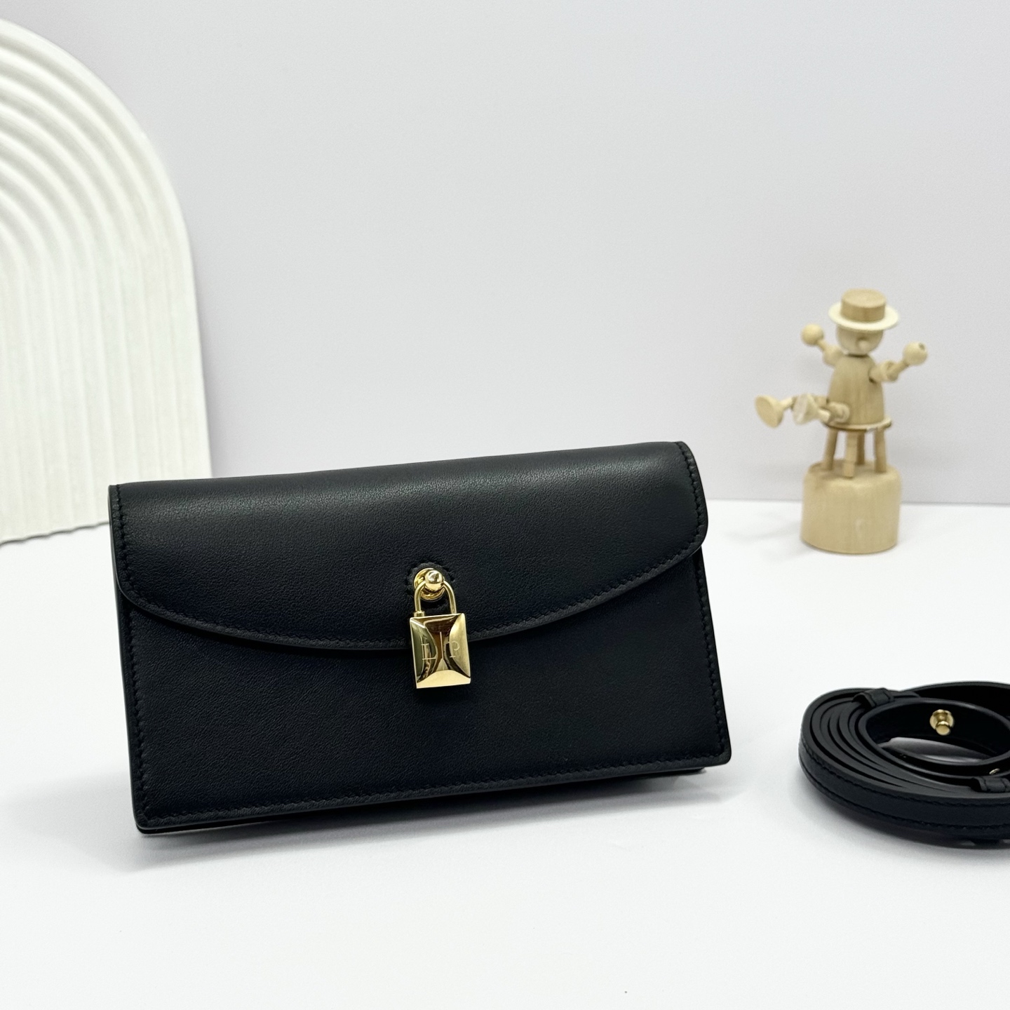 NO:552562,Extra Pochette Envelope Bag Black This clutch bag is made of luxurious cow leather with lambskin lining. It has a multifunctional shoulder strap that can be worn on the shoulder or as a clutch. Adjustable and removable shoulder strap. Flip and magnetic closure with signature Loro Piana logo padlock. External back pocket. Metallic hardware. Dimensions 18 x 10 x 2.5 cm. Model FA3 comes with full custom gift box packaging, DG, loro  piana,handbag,cowhide,sheepskin19860909Extra Pochette信封包 黑色 这款手拿包采用奢华牛皮革制成,内里小羊皮,配有多功能肩带,既可肩背,也可作为手拿包携带,可调节可拆卸肩带.翻盖和磁扣开合,配以标志性Loro Piana徽标挂锁,外置后袋.金属色配件. 尺寸18 x 10 x 2.5厘米 型号FA3 配全套定制礼盒包装,DG,loro piana,handbag,cowhide,sheepskin,Bag