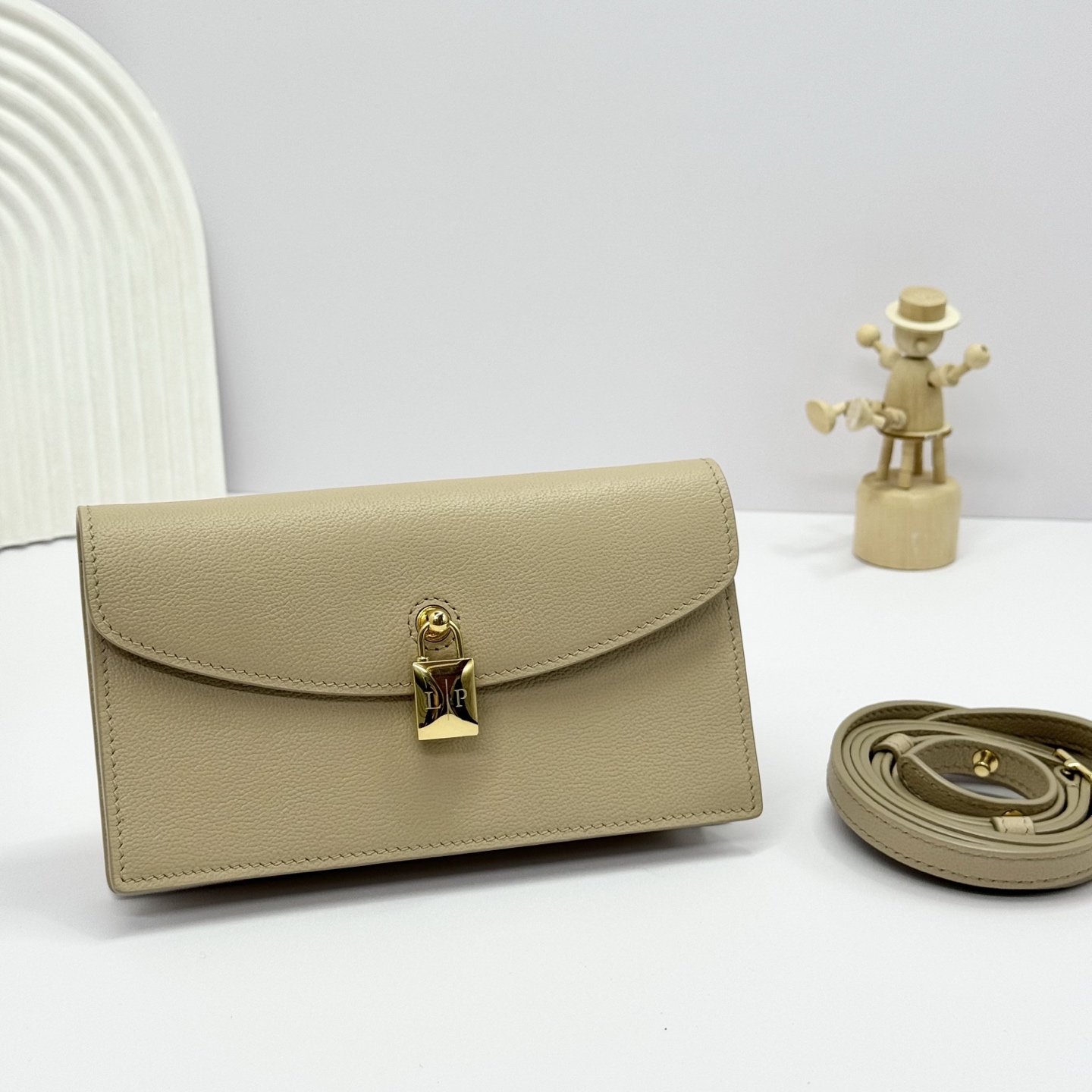 NO:552505,Extra Pochette Envelope Bag Light Frankincense This clutch bag is made of luxurious cow leather with lambskin lining. It has a multifunctional shoulder strap that can be worn on the shoulder or as a clutch. Adjustable and removable shoulder strap. Flip and magnetic closure with signature Loro Piana logo padlock. External back pocket. Metallic hardware. Dimensions 18 x 10 x 2.5 cm. Model FA3 comes with a full custom gift box, DG, loro  piana,handbag,cowhide,sheepskin19860909Extra Pochette信封包 淡乳香色 这款手拿包采用奢华牛皮革制成,内里小羊皮,配有多功能肩带,既可肩背,也可作为手拿包携带,可调节可拆卸肩带.翻盖和磁扣开合,配以标志性Loro Piana徽标挂锁,外置后袋.金属色配件. 尺寸18 x 10 x 2.5厘米 型号FA3 配全套定制礼盒包装,DG,loro piana,handbag,cowhide,sheepskin,Bag