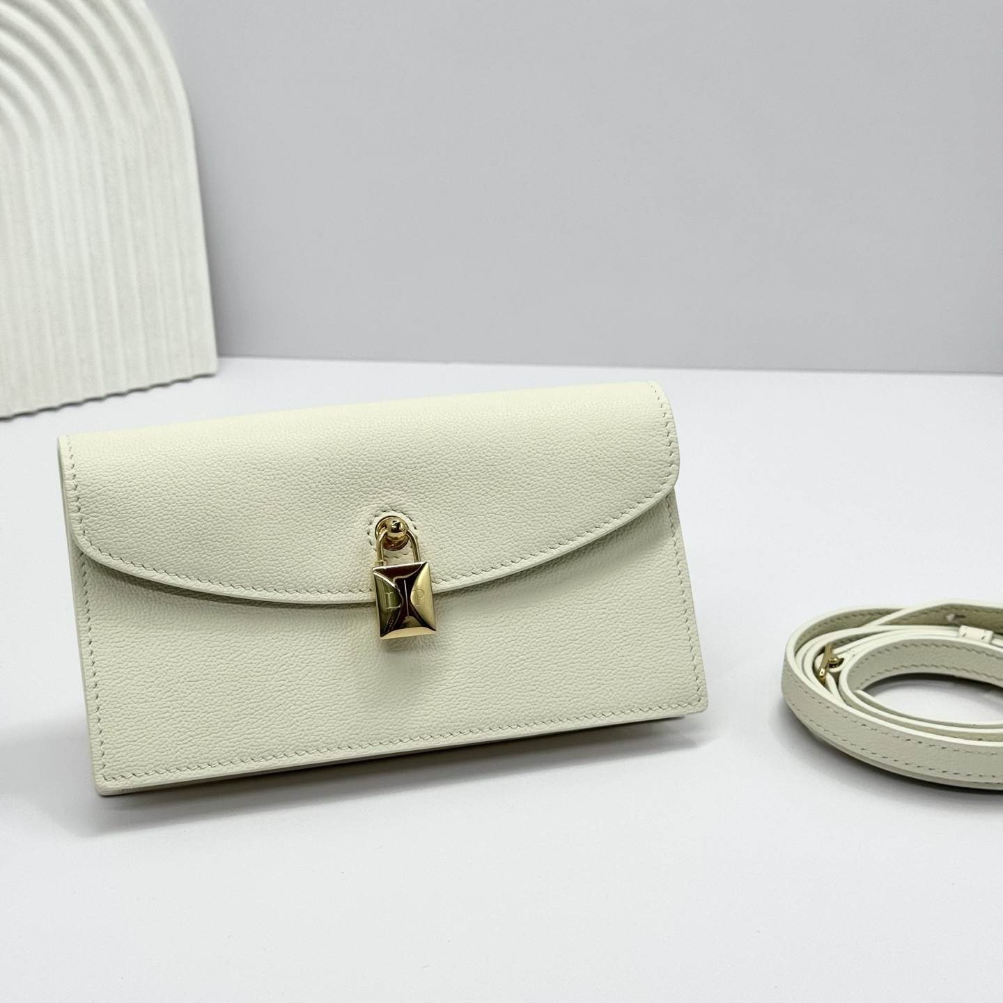 NO:552585,Extra Pochette envelope bag, tender white. This clutch bag is made of luxurious cow leather, with lambskin lining. It has a multifunctional shoulder strap that can be carried on the shoulder or as a clutch. Adjustable and removable shoulder strap. Flip and magnetic closure, with signature Loro Piana logo padlock, external back pocket. Metallic hardware. Dimensions 18 x 10 x 2.5 cm. Model FA3 comes with a full set of custom gift box packaging, DG, loro  piana,handbag,cowhide,sheepskin19860909Extra Pochette信封包 嫩白色 这款手拿包采用奢华牛皮革制成,内里小羊皮,配有多功能肩带,既可肩背,也可作为手拿包携带,可调节可拆卸肩带.翻盖和磁扣开合,配以标志性Loro Piana徽标挂锁,外置后袋.金属色配件. 尺寸18 x 10 x 2.5厘米 型号FA3 配全套定制礼盒包装,DG,loro piana,handbag,cowhide,sheepskin,Bag