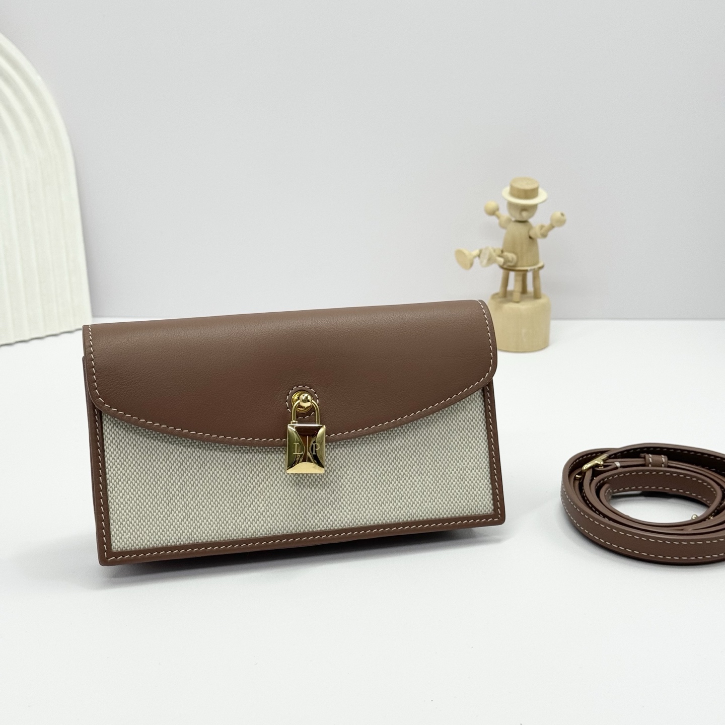 NO:552593,Extra Pochette Envelope Bag Caramel Canvas This clutch bag is made of luxurious cow leather with lambskin lining. It has a multifunctional shoulder strap that can be worn on the shoulder or as a clutch. Adjustable and removable shoulder strap. Flip and magnetic closure with signature Loro Piana logo padlock. External back pocket. Metallic hardware. Dimensions 18 x 10 x 2.5 cm. Model FA3 comes with a full custom gift box, DG, loro  piana,handbag,cowhide,sheepskin19860909Extra Pochette信封包 焦糖帆布 这款手拿包采用奢华牛皮革制成,内里小羊皮,配有多功能肩带,既可肩背,也可作为手拿包携带,可调节可拆卸肩带.翻盖和磁扣开合,配以标志性Loro Piana徽标挂锁,外置后袋.金属色配件. 尺寸18 x 10 x 2.5厘米 型号FA3 配全套定制礼盒包装,DG,loro piana,handbag,cowhide,sheepskin,Bag