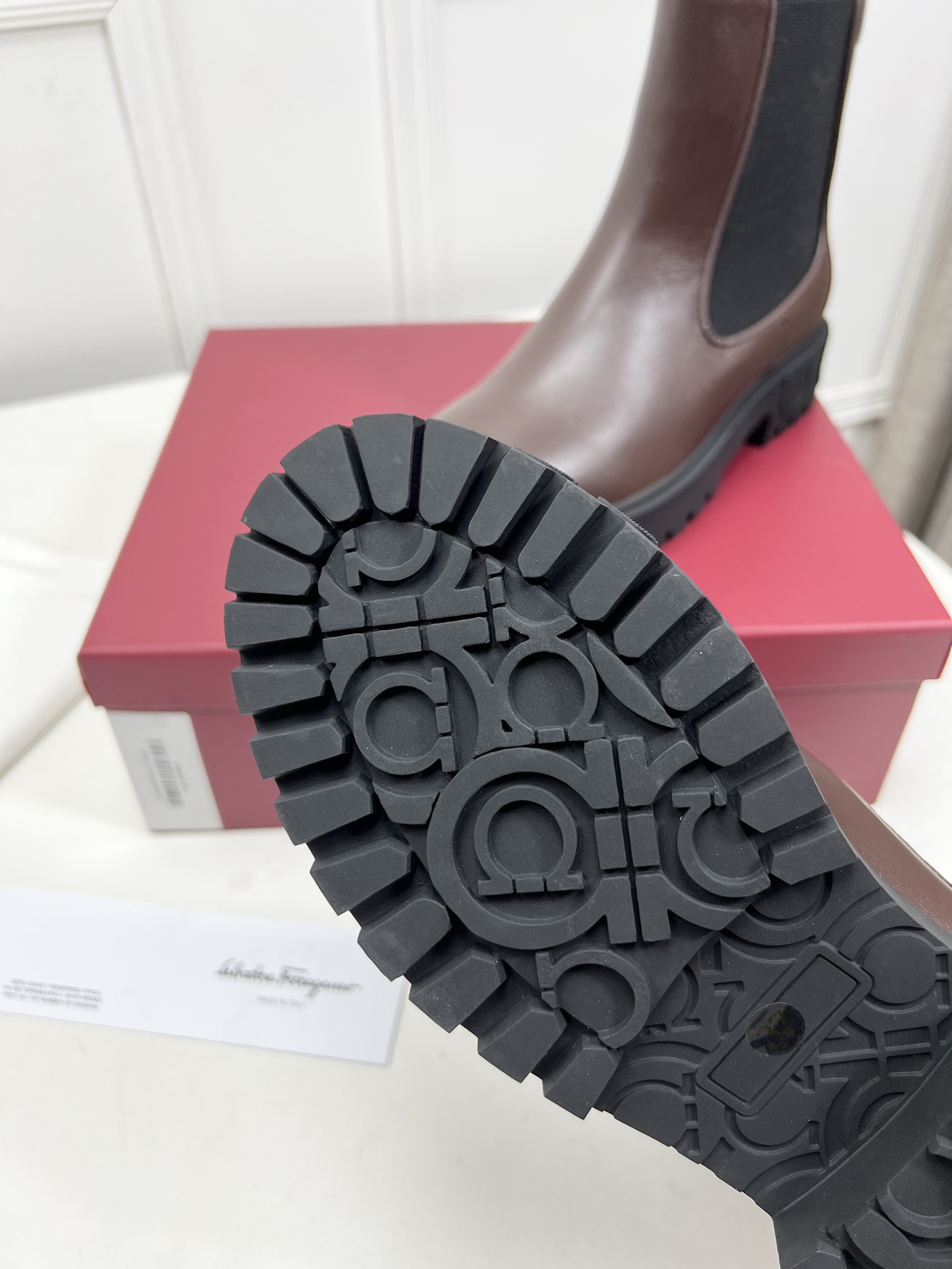 Salvatore Ferragamo Chelsea Boots with Gancini Logo Details and Rubber Sole - 图片 9