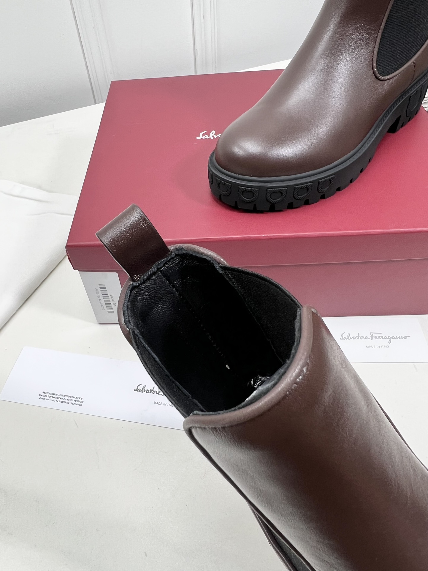 Salvatore Ferragamo Chelsea Boots with Gancini Logo Details and Rubber Sole - 图片 7
