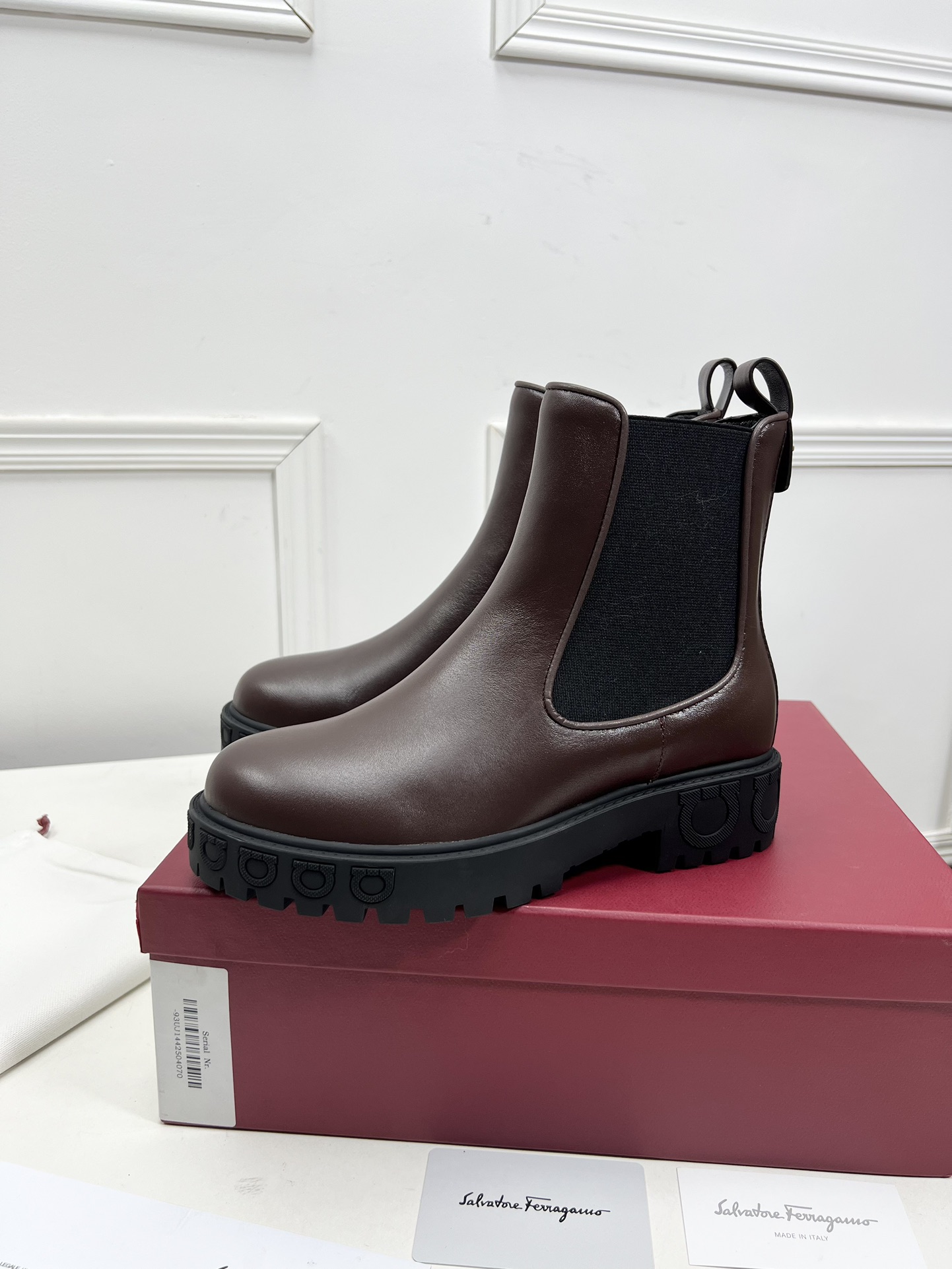 Salvatore Ferragamo Chelsea Boots with Gancini Logo Details and Rubber Sole - 图片 2