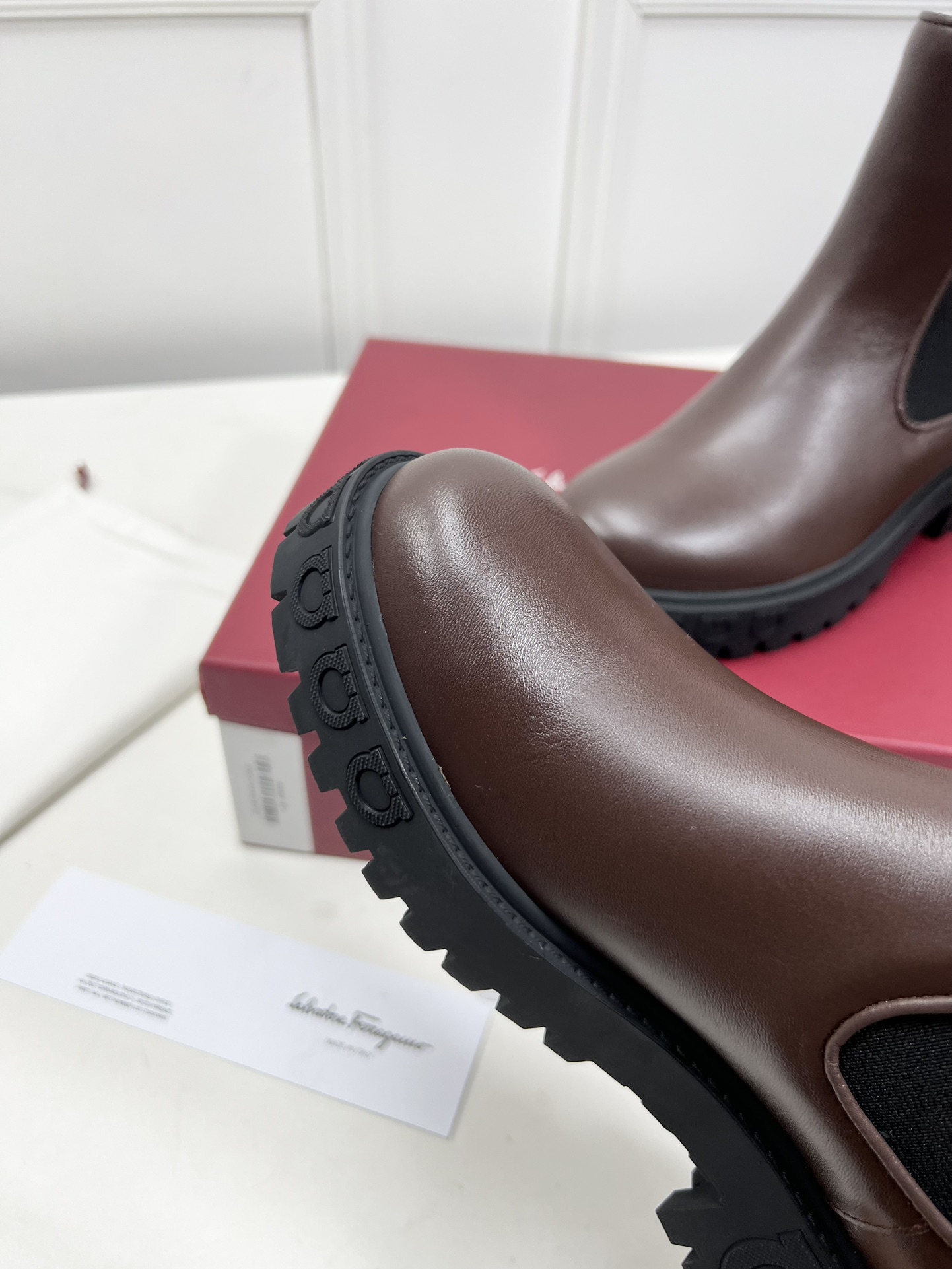 Salvatore Ferragamo Chelsea Boots with Gancini Logo Details and Rubber Sole - 图片 6