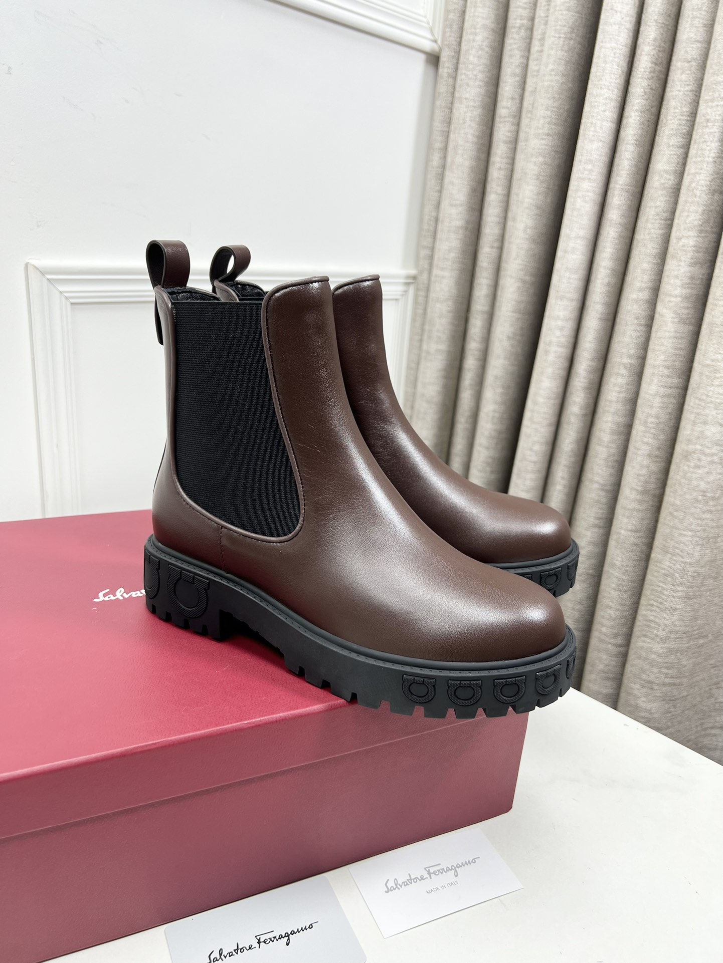 Salvatore Ferragamo Chelsea Boots with Gancini Logo Details and Rubber Sole - 图片 3