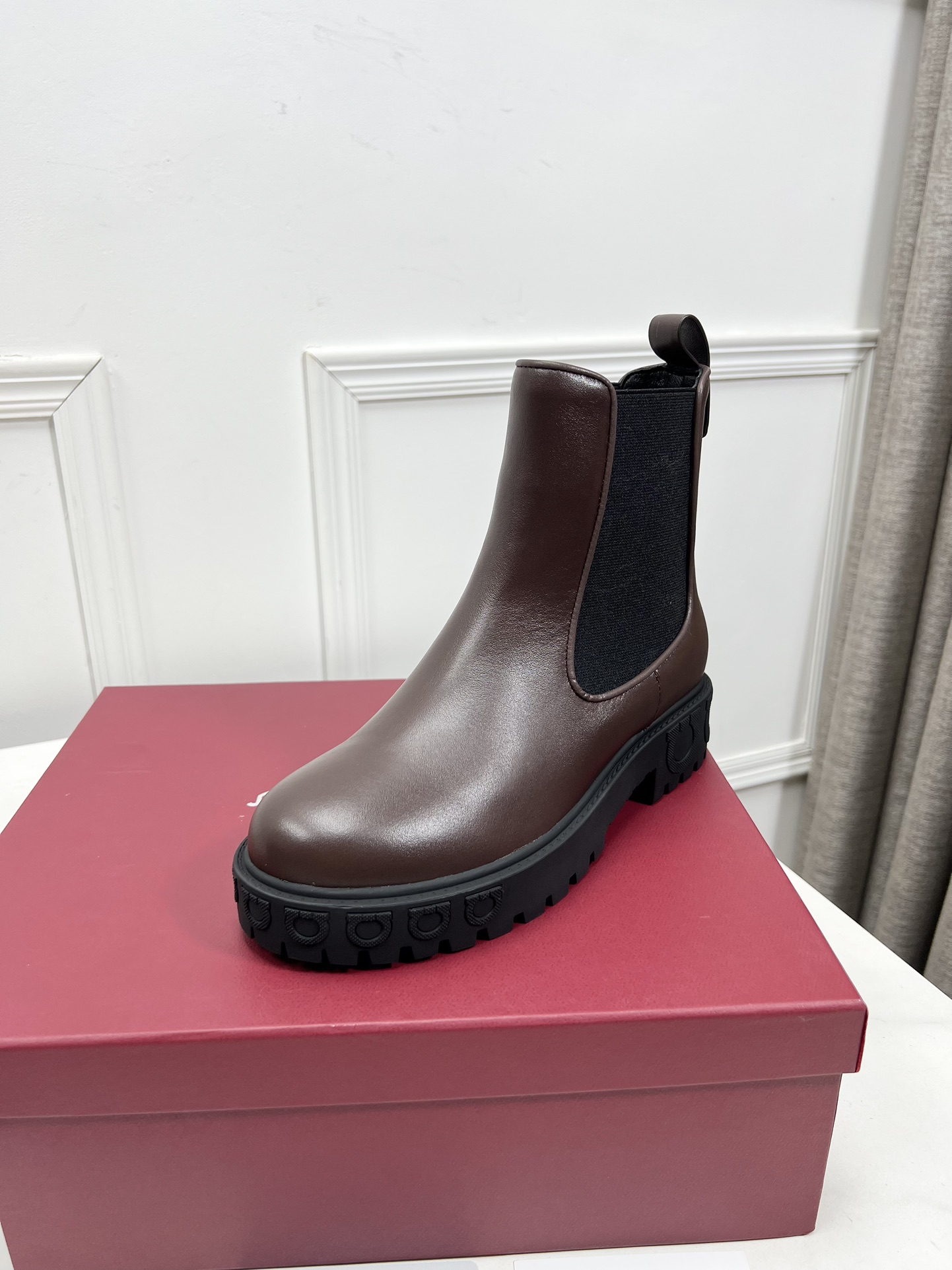 Salvatore Ferragamo Chelsea Boots with Gancini Logo Details and Rubber Sole - 图片 5