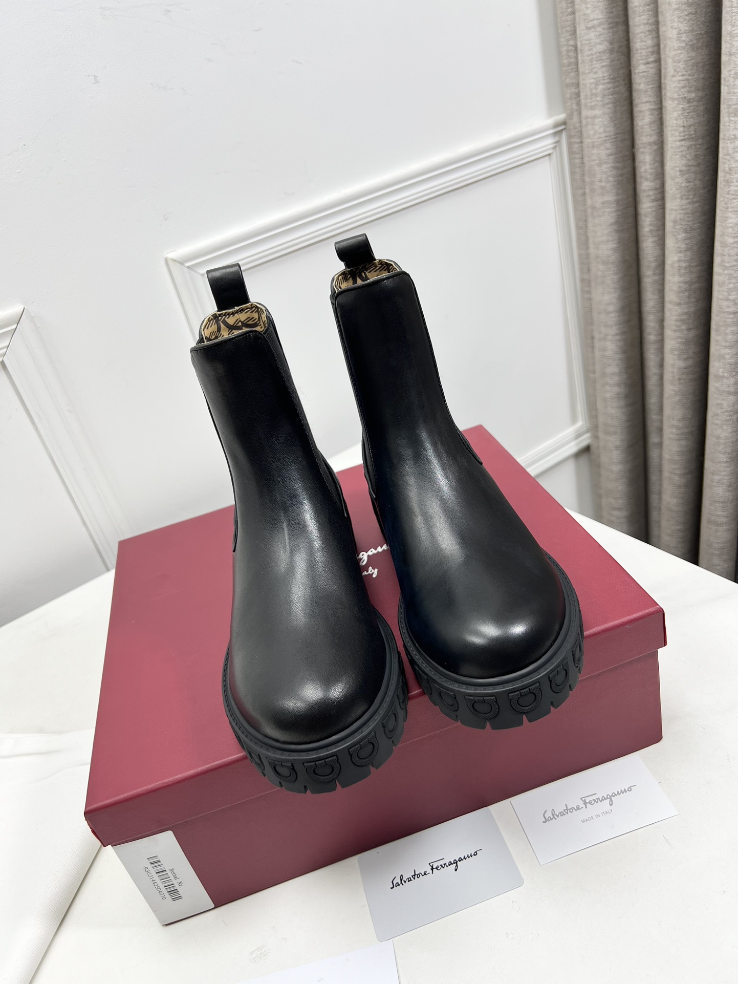 Salvatore Ferragamo Chelsea Boots with Gancini Logo Details and Rubber Bottoms - 图片 1