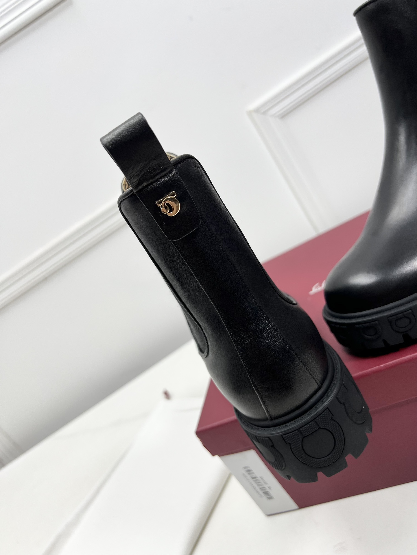 Salvatore Ferragamo Chelsea Boots with Gancini Logo Details and Rubber Bottoms - 图片 9