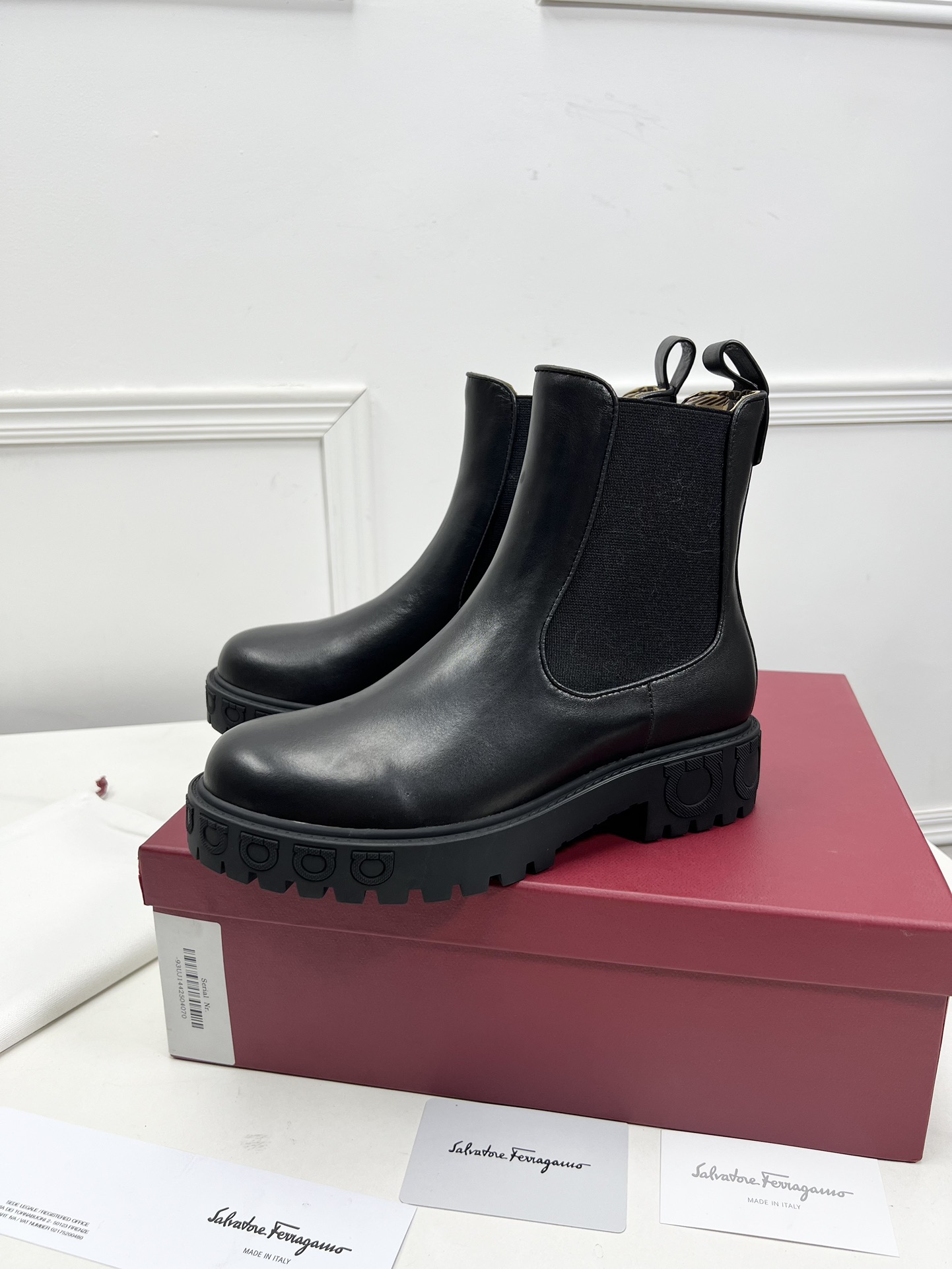 Salvatore Ferragamo Chelsea Boots with Gancini Logo Details and Rubber Bottoms - 图片 2