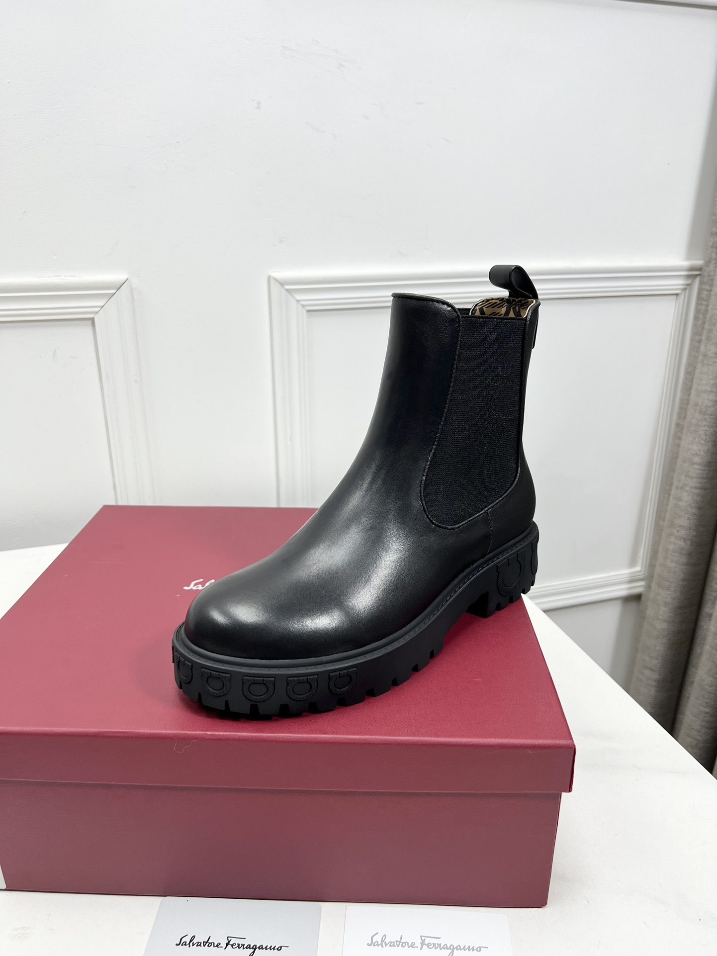 Salvatore Ferragamo Chelsea Boots with Gancini Logo Details and Rubber Bottoms - 图片 5