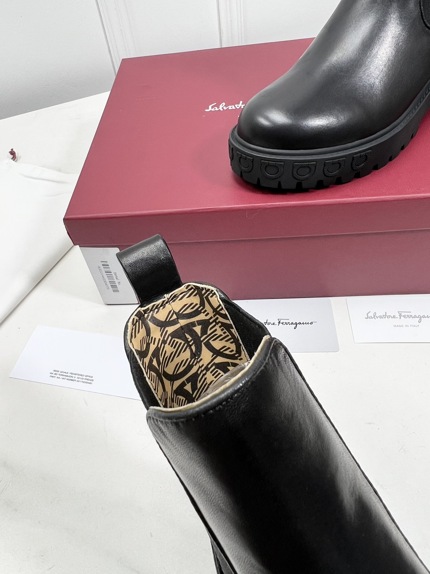 Salvatore Ferragamo Chelsea Boots with Gancini Logo Details and Rubber Bottoms - 图片 7