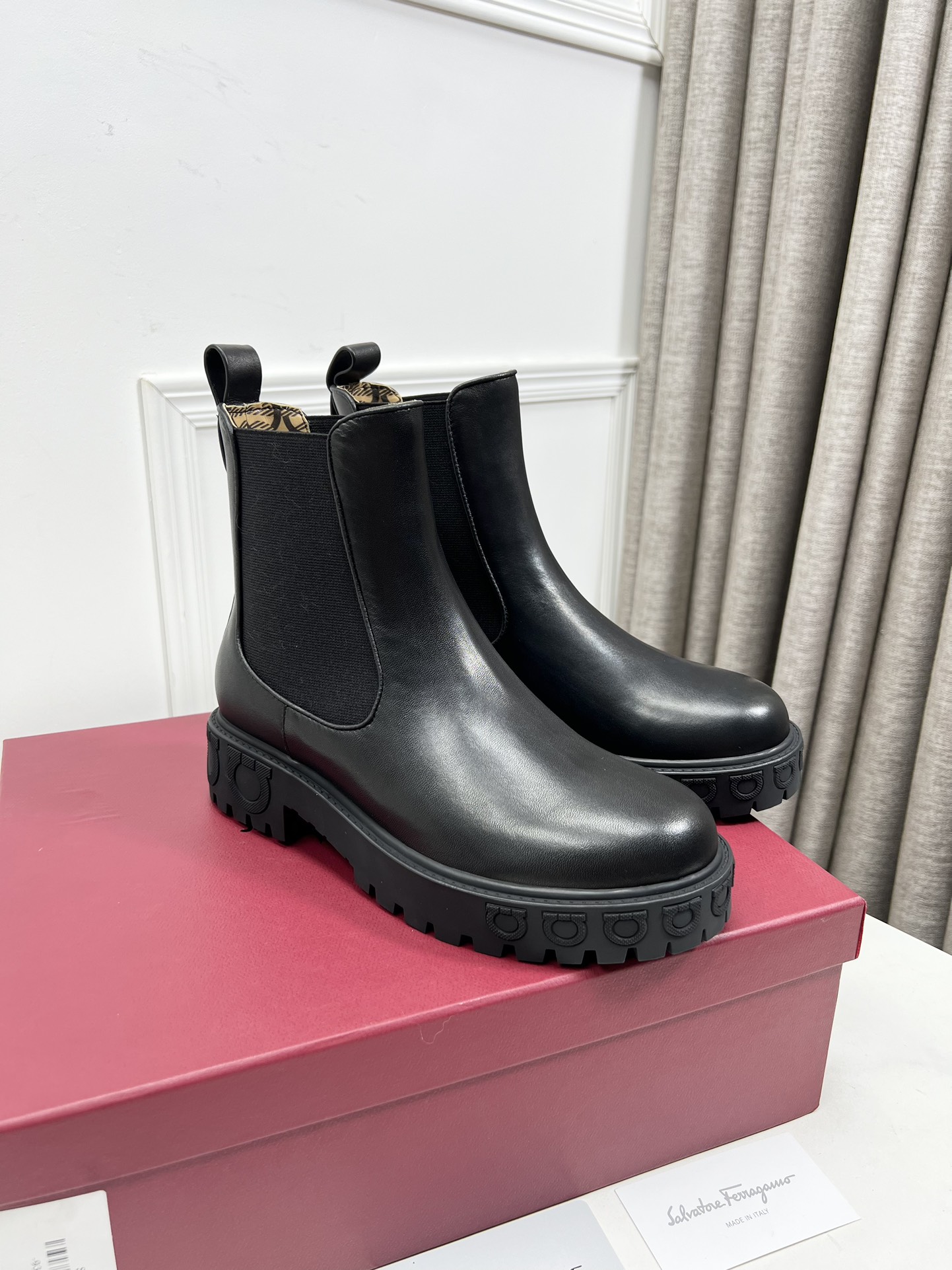 Salvatore Ferragamo Chelsea Boots with Gancini Logo Details and Rubber Bottoms - 图片 3