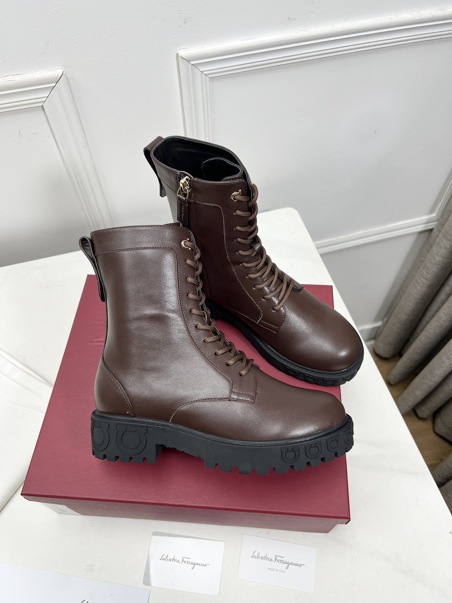 Salvatore Ferragamo Gancini Boots: Design and Material Details in 20 Words - 图片 4