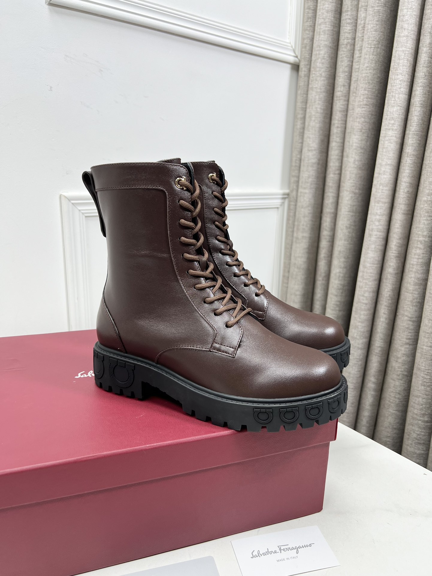 Salvatore Ferragamo Gancini Boots: Design and Material Details in 20 Words - 图片 3