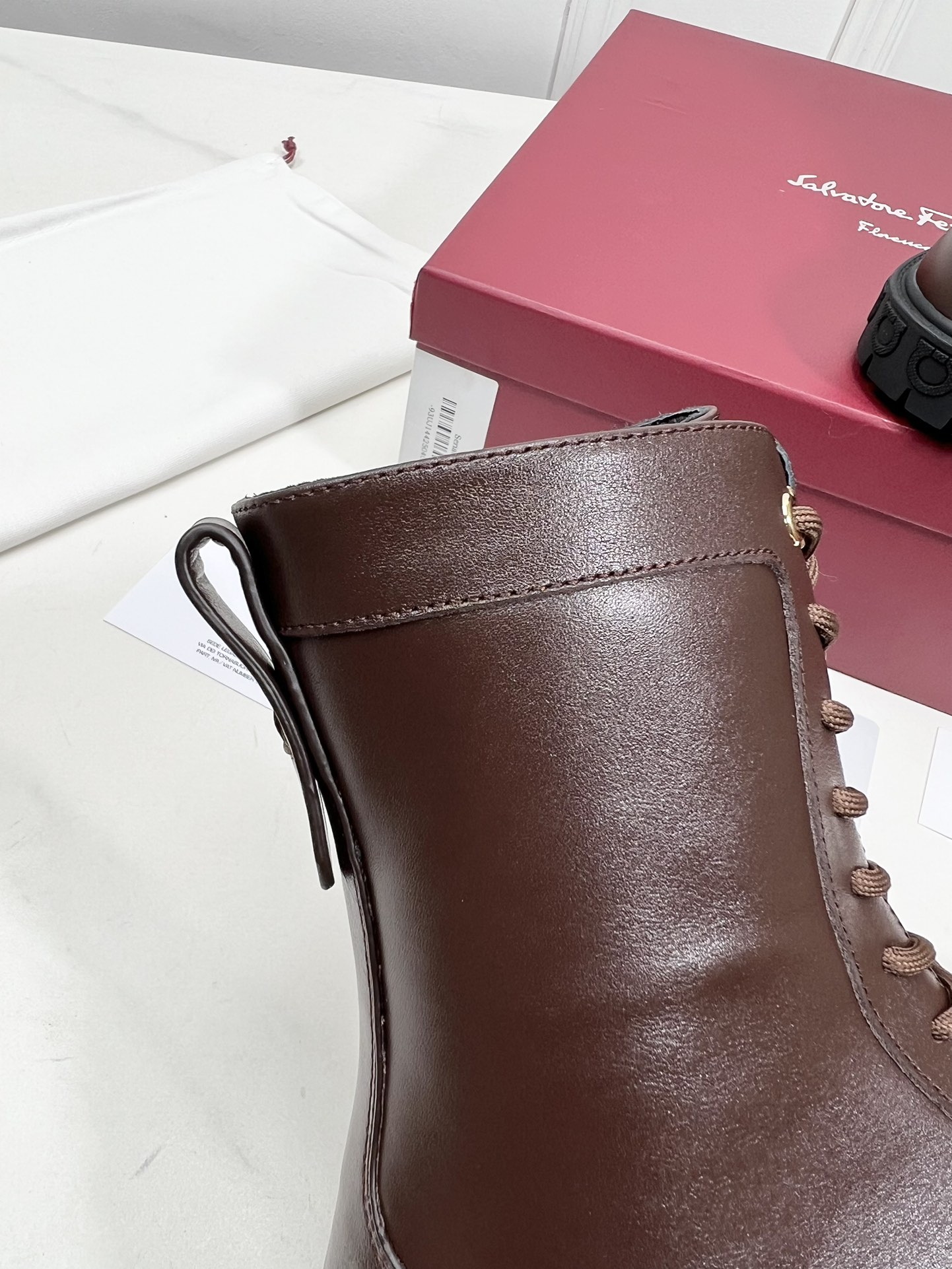 Salvatore Ferragamo Gancini Boots: Design and Material Details in 20 Words - 图片 9