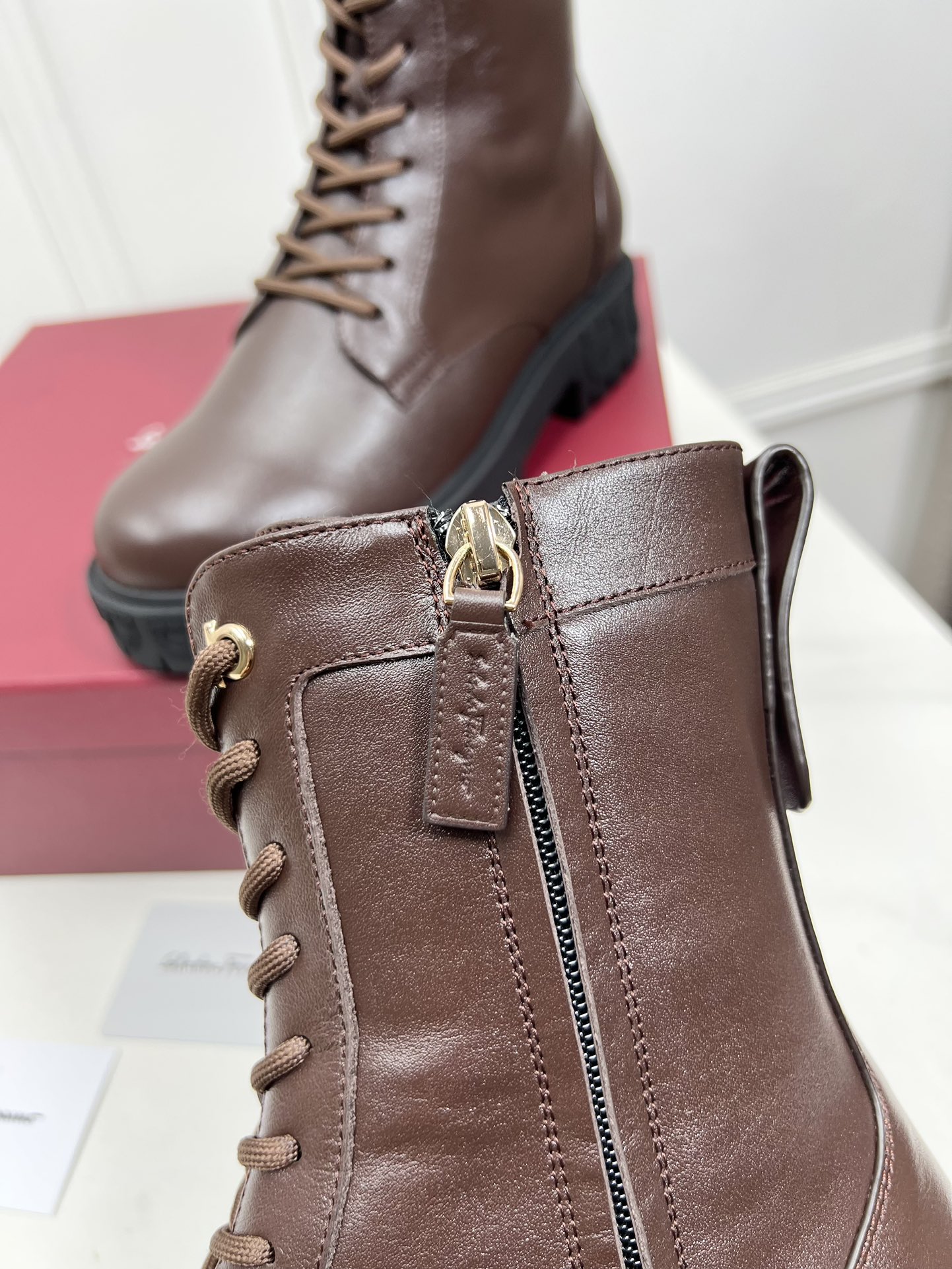 Salvatore Ferragamo Gancini Boots: Design and Material Details in 20 Words - 图片 7